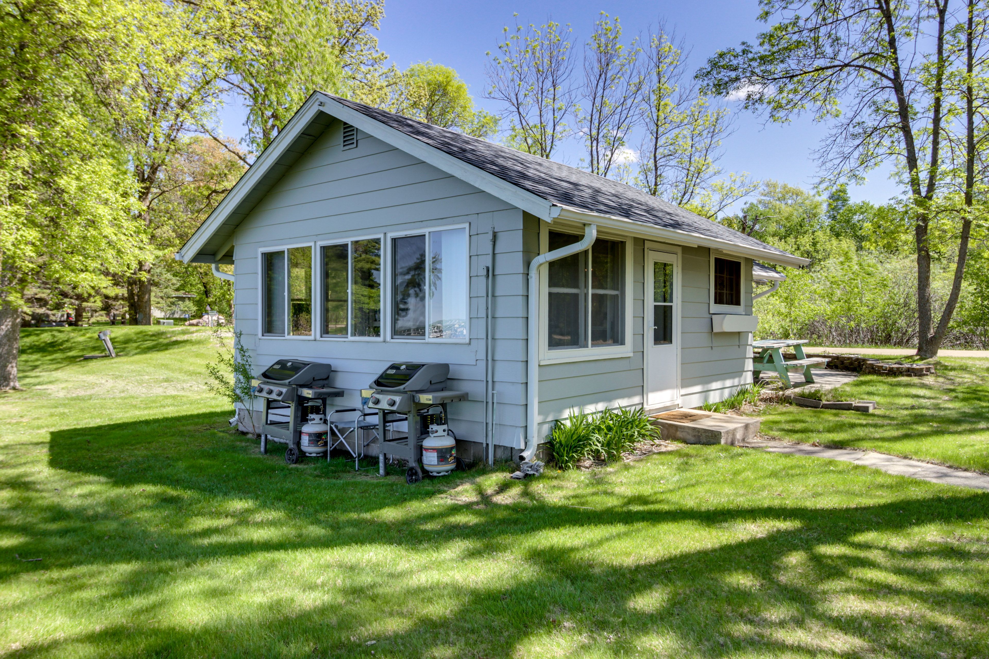 Cabin 2 Exterior | 2 Gas Grills | Picnic Table