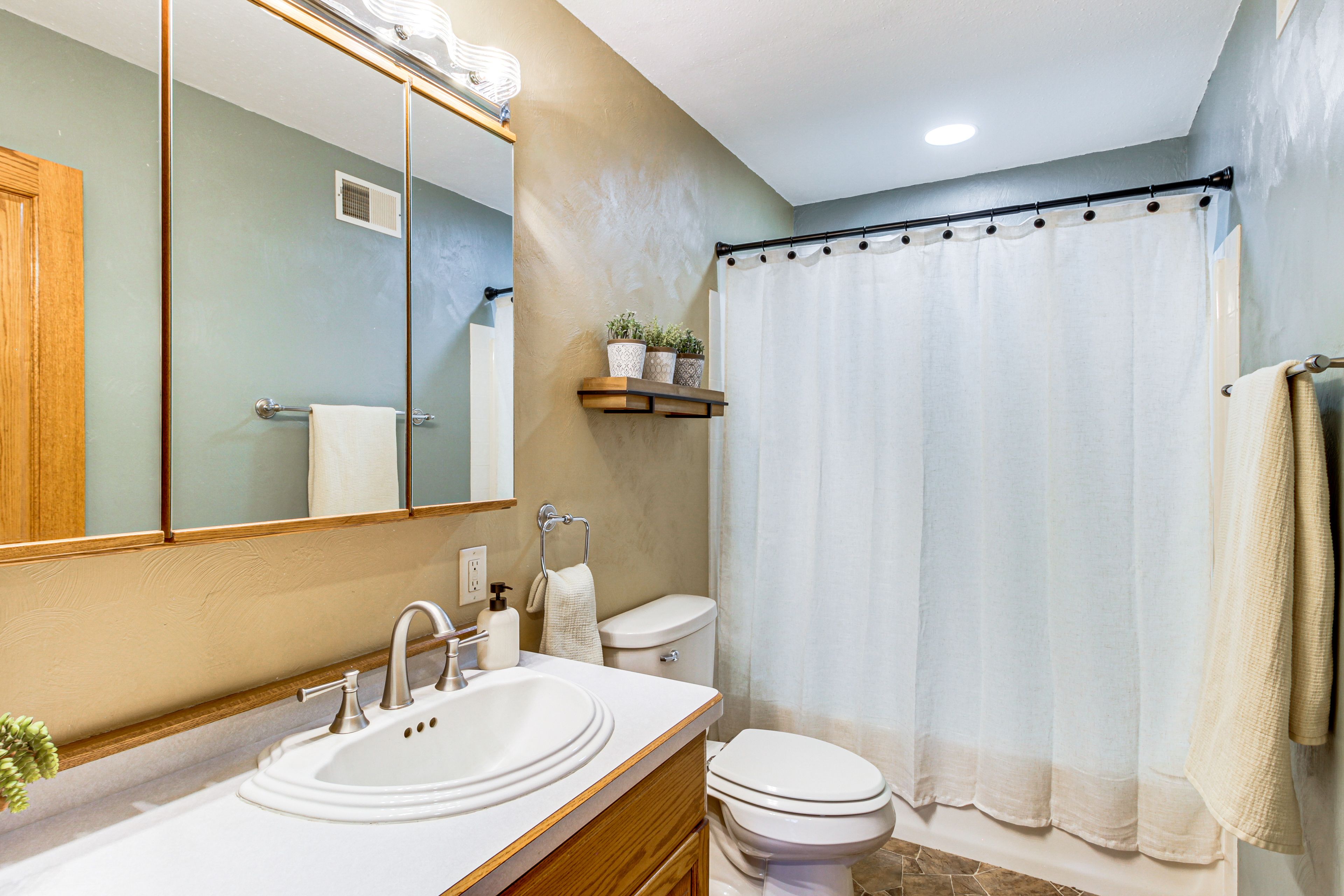 Full Bathroom | Main Level