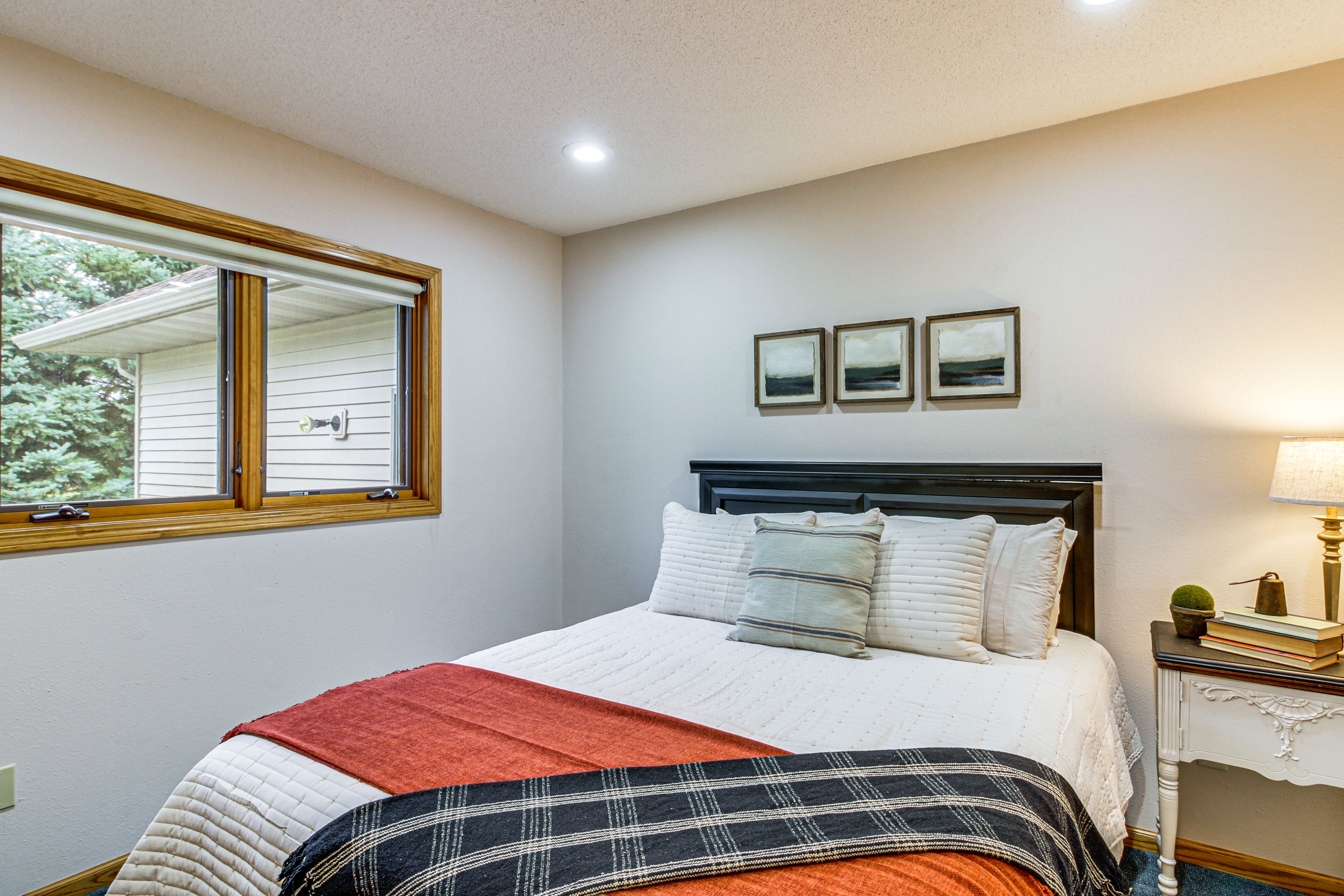 Bedroom 2 | Queen Bed | Smart TV | Main Level
