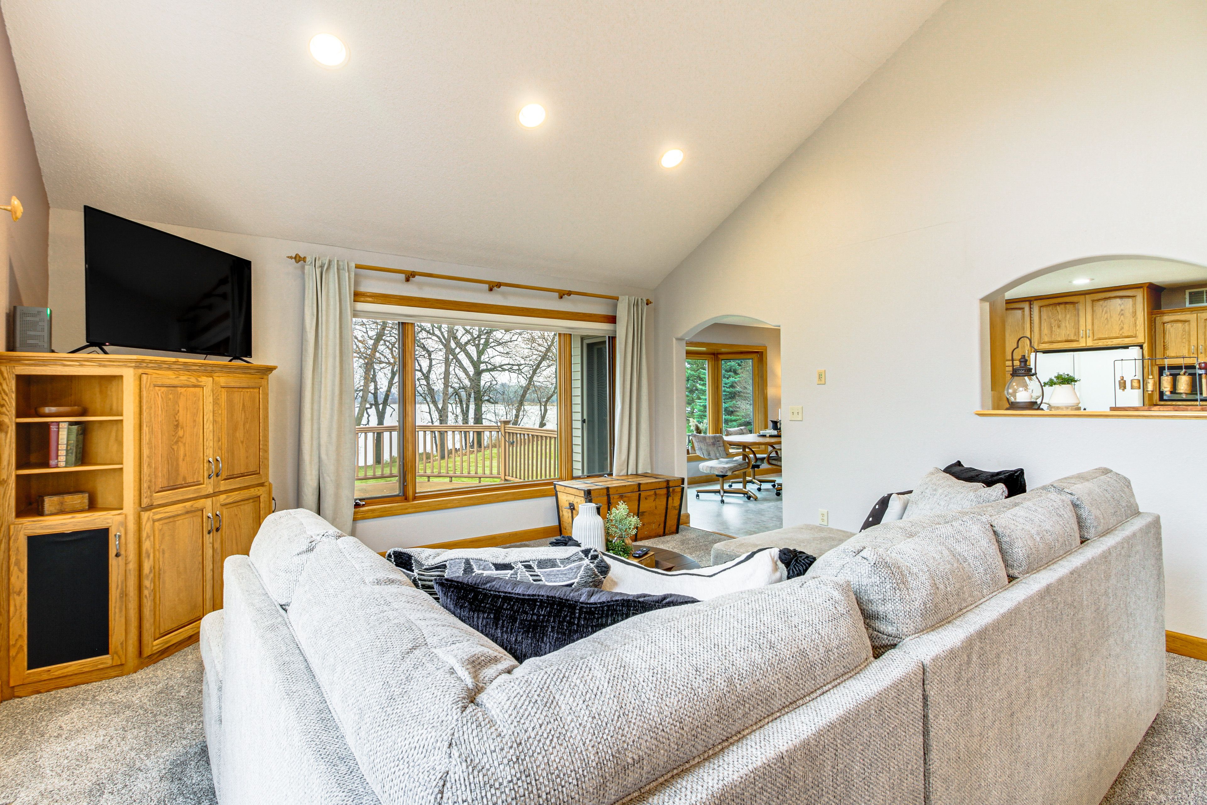 Living Room | Smart TV | Free WiFi | Main Level