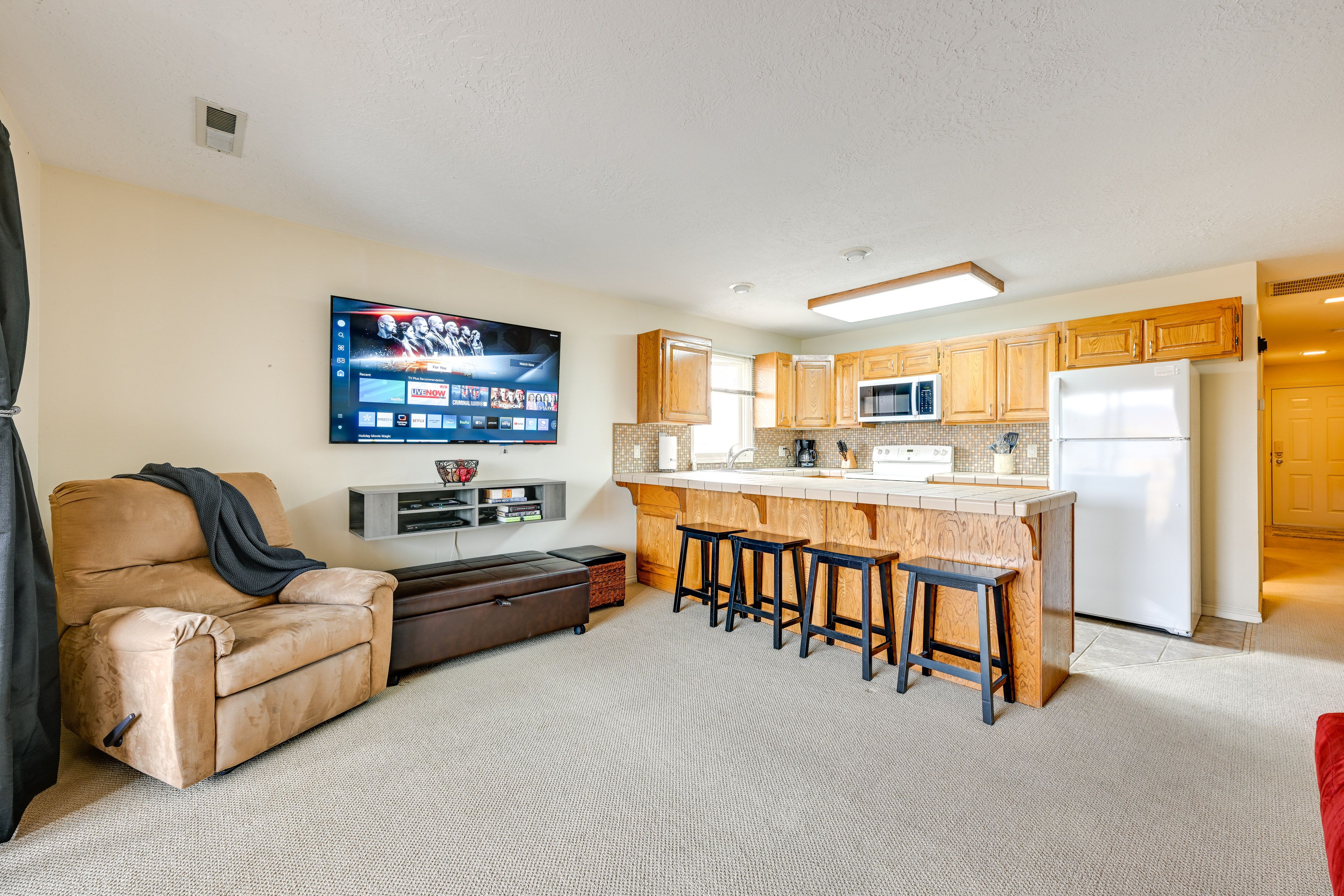 Living Room | Free WiFi | Queen Sleeper Sofa | Twin Sleeper Sofa | Kitchen