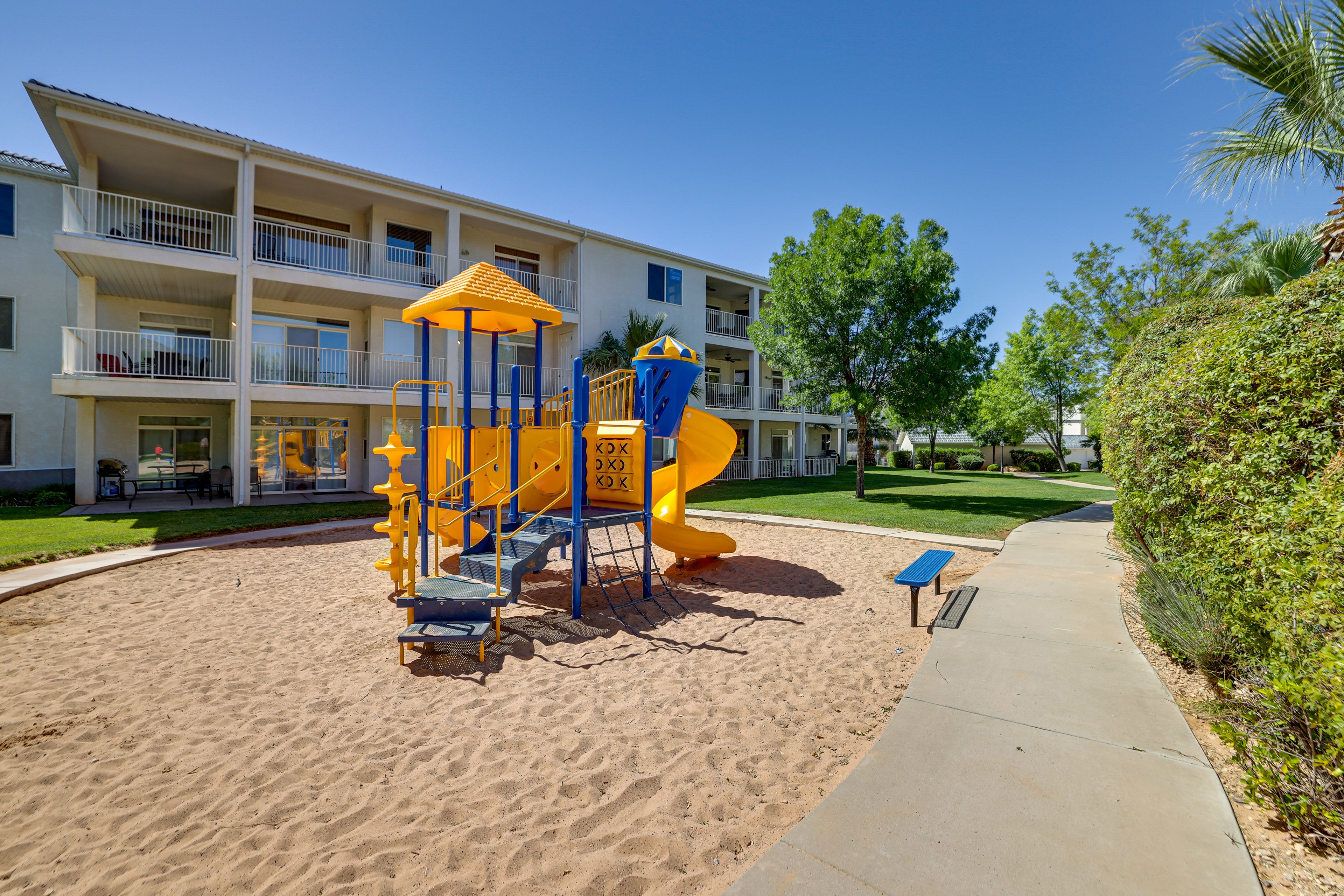 Las Palmas Resort | Community Amenities