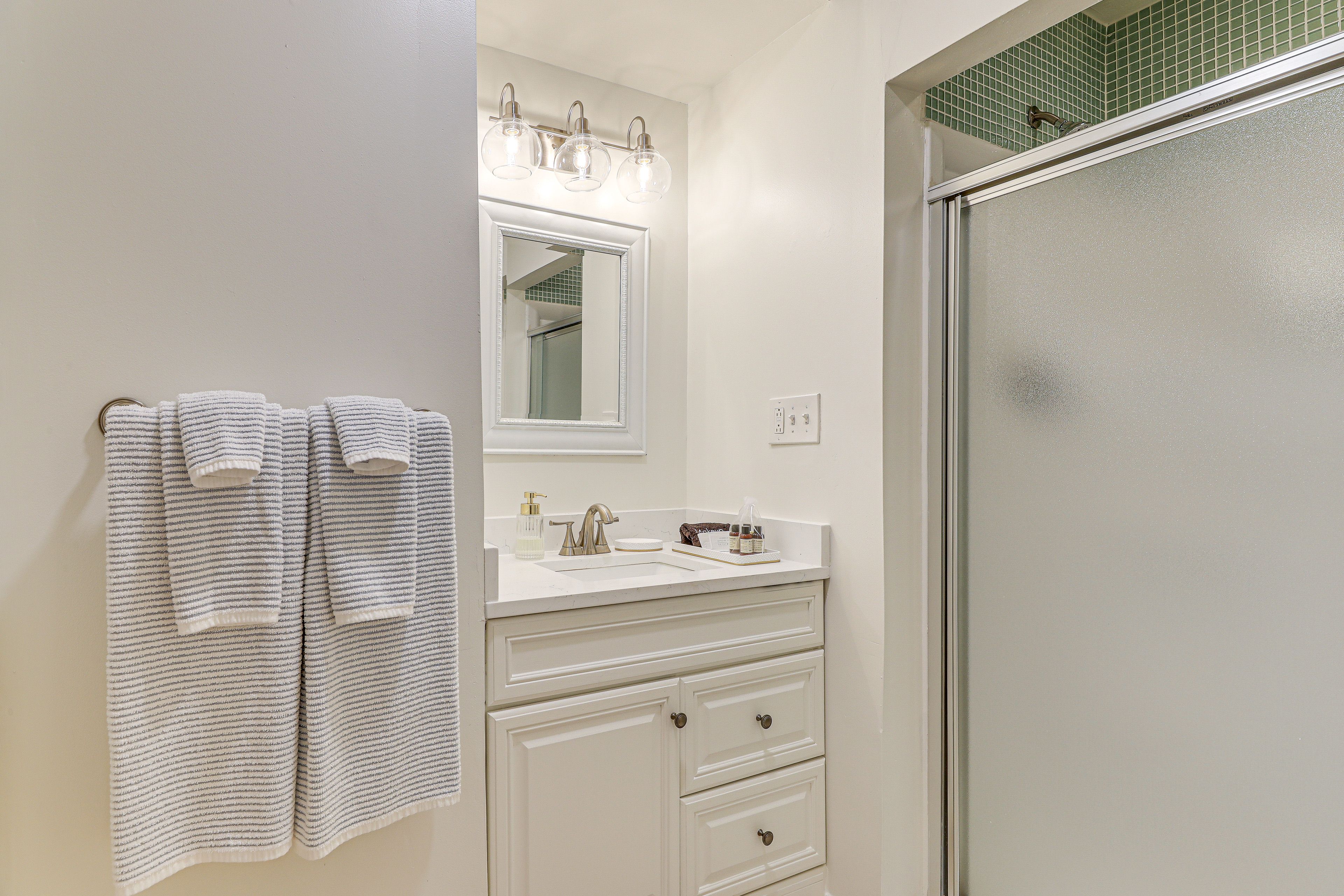 Full Bathroom | Towels Provided