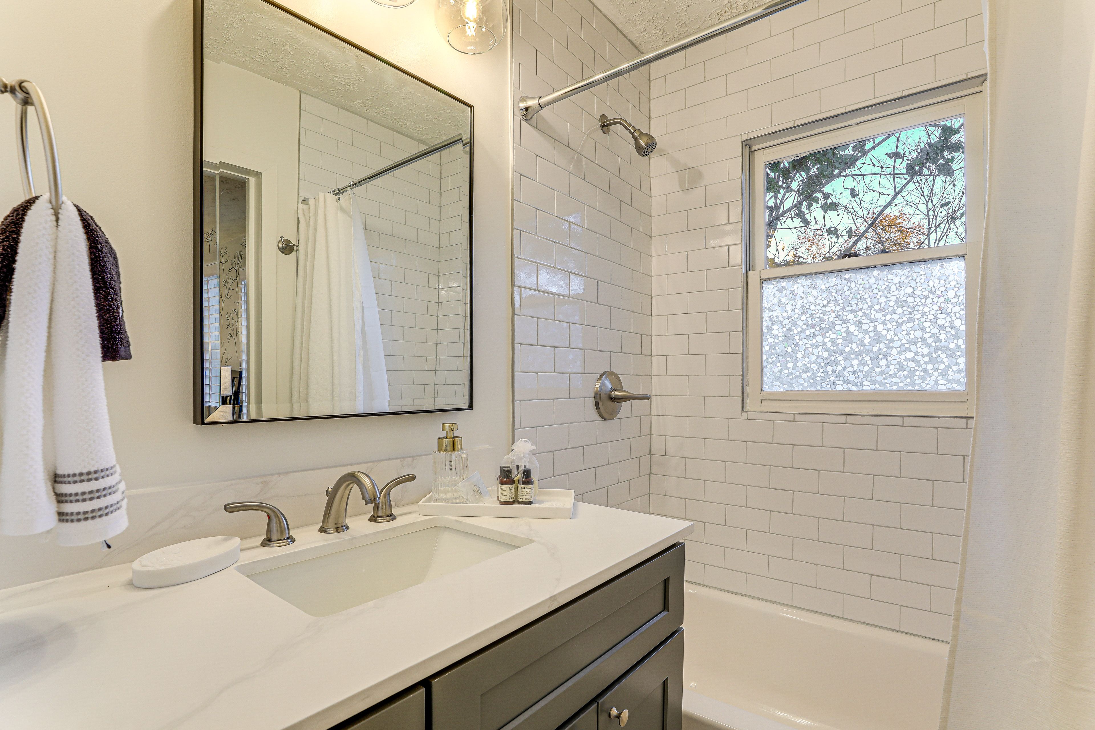 Full Bathroom | Shower/Tub Combo