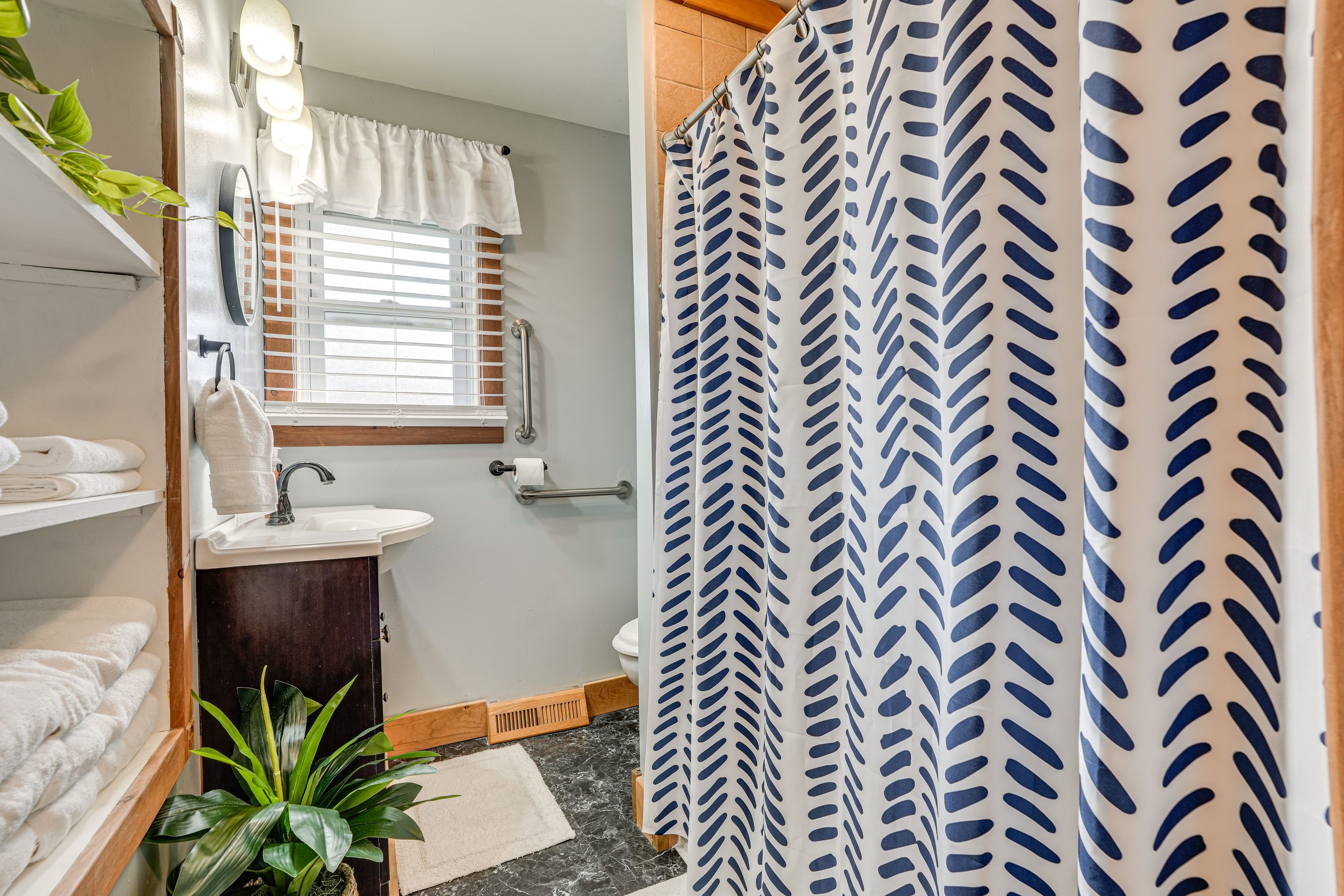 Full Bathroom | Towels Provided