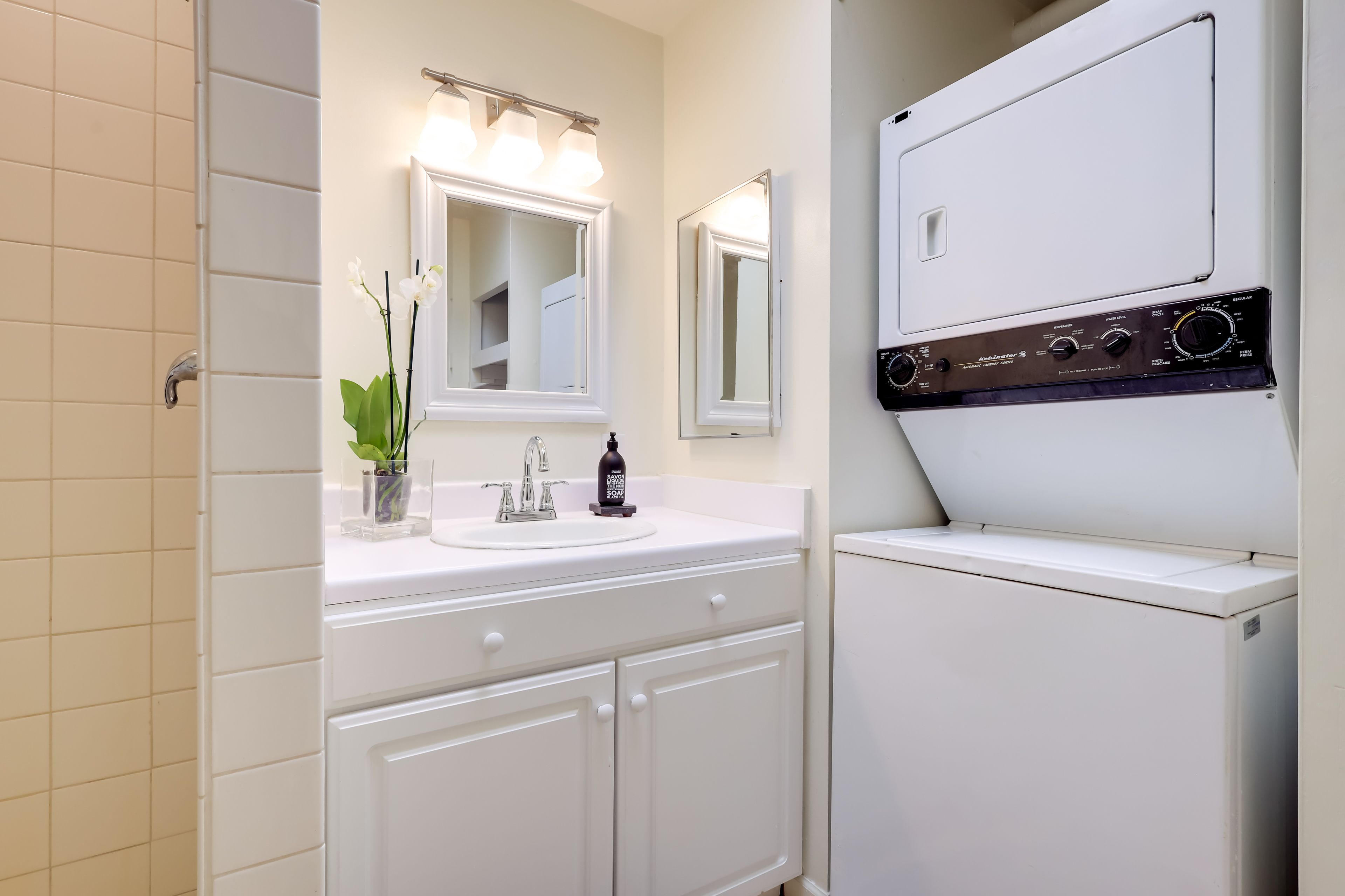 Full Bathroom | Towels Provided | Washer & Dryer