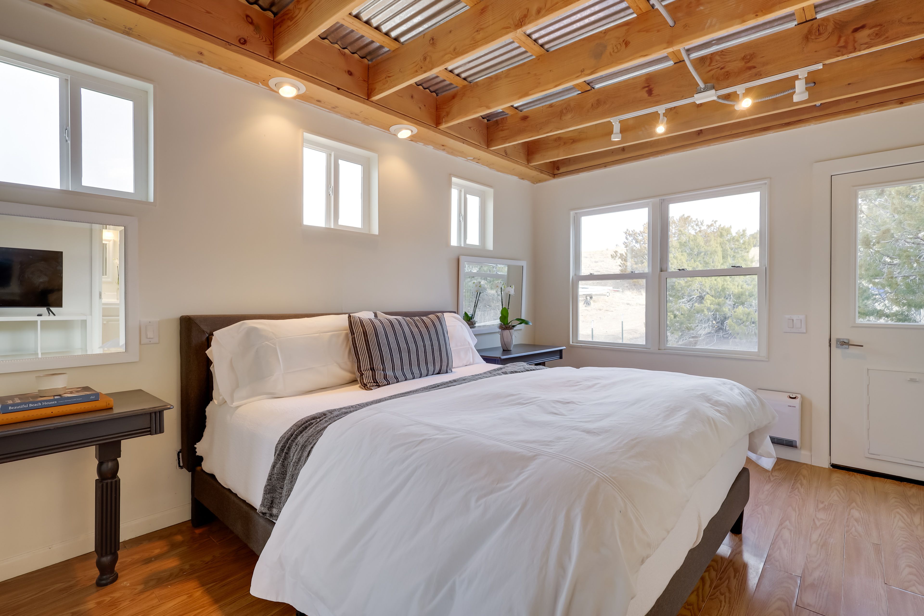 Bedroom | King Bed | Smart TV | Linens Provided