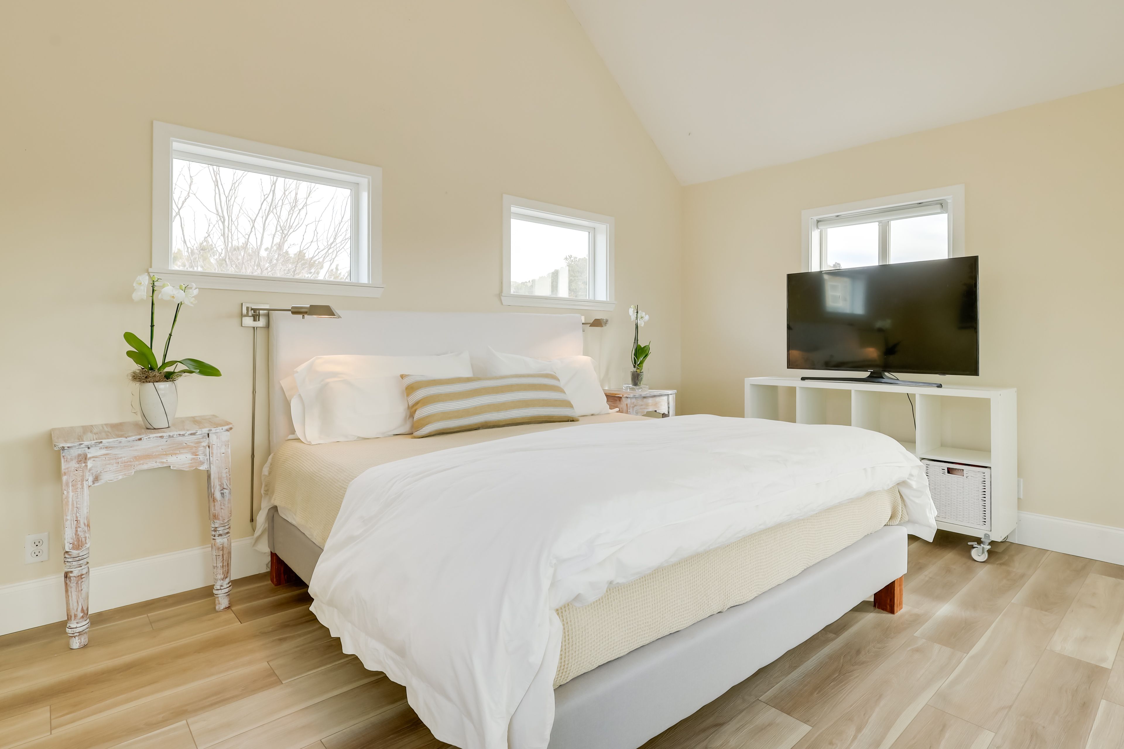 Studio (Loft) | King Bed | Smart TV | Living Area | 2nd Floor