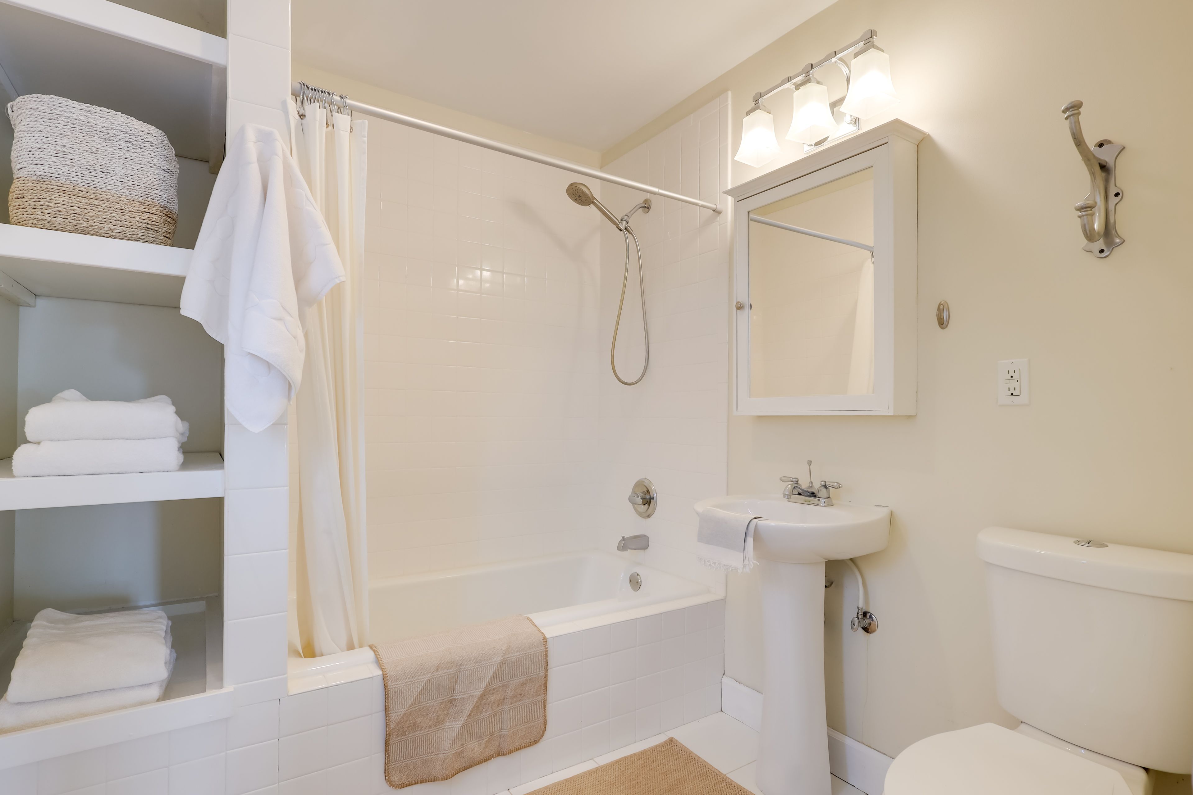 Full Bathroom | Towels & Linens Provided | 1st Floor