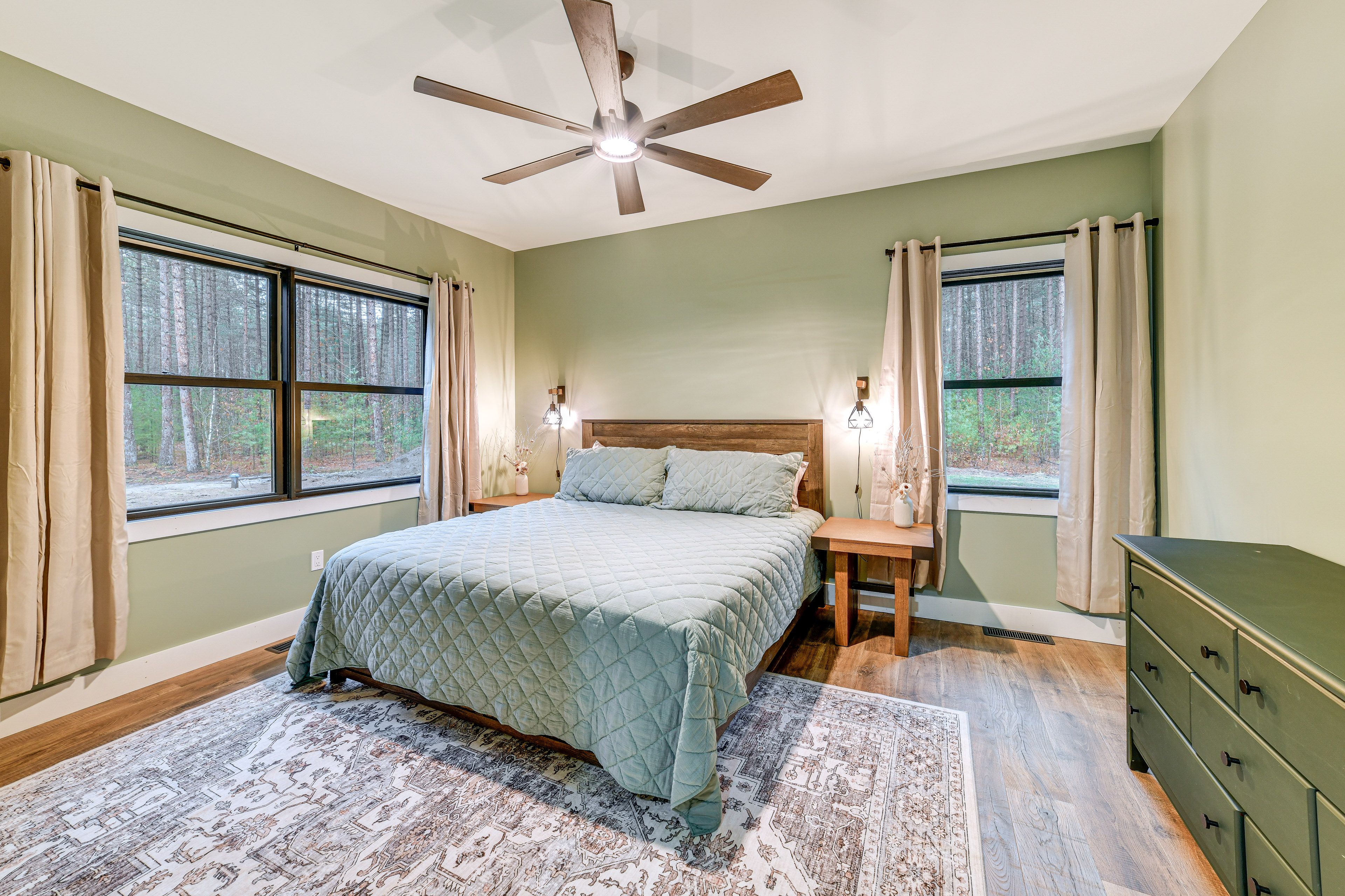 Bedroom 1 | King Bed | En-Suite Bathroom | 1st Floor