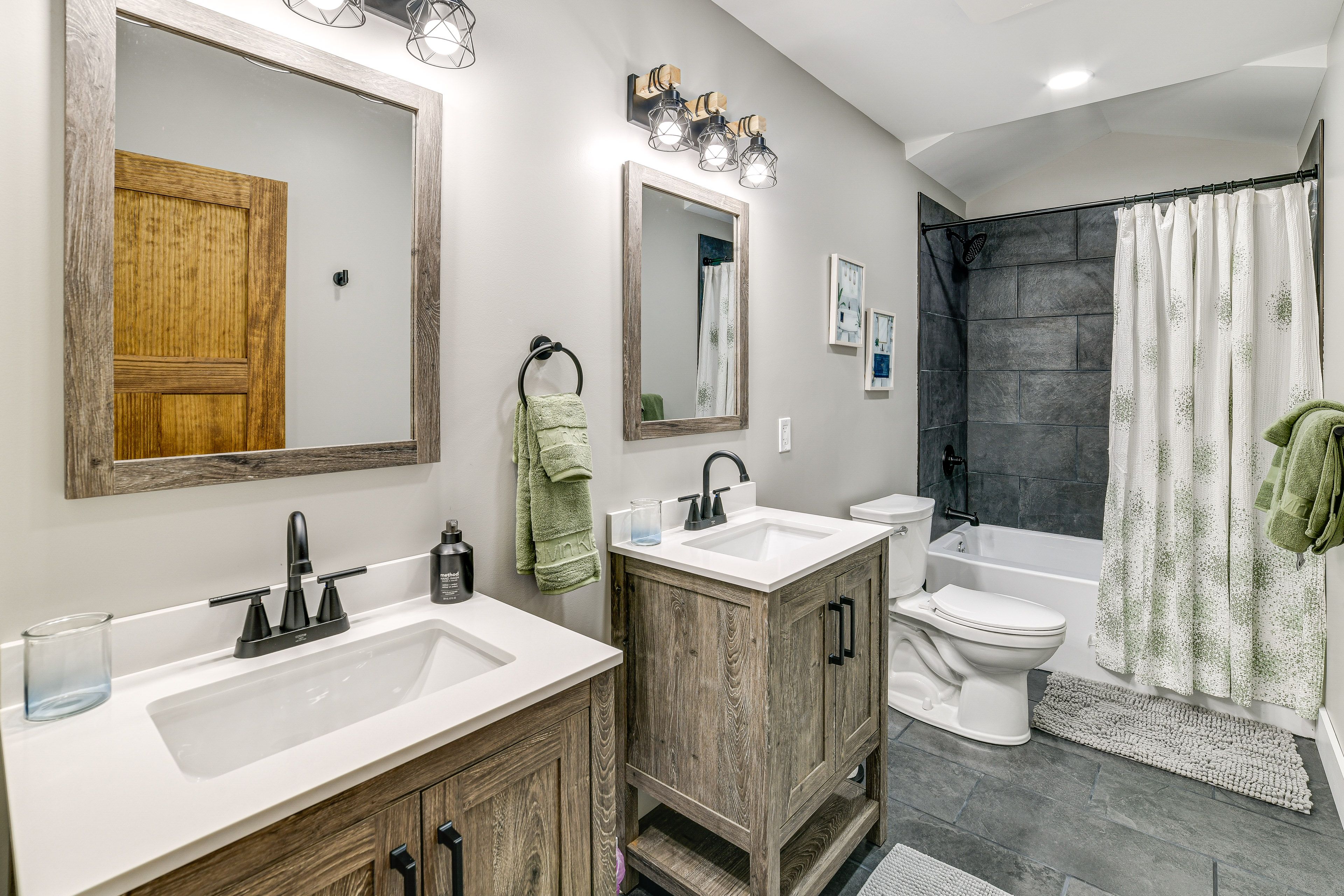 Full Bathroom | 2nd Floor