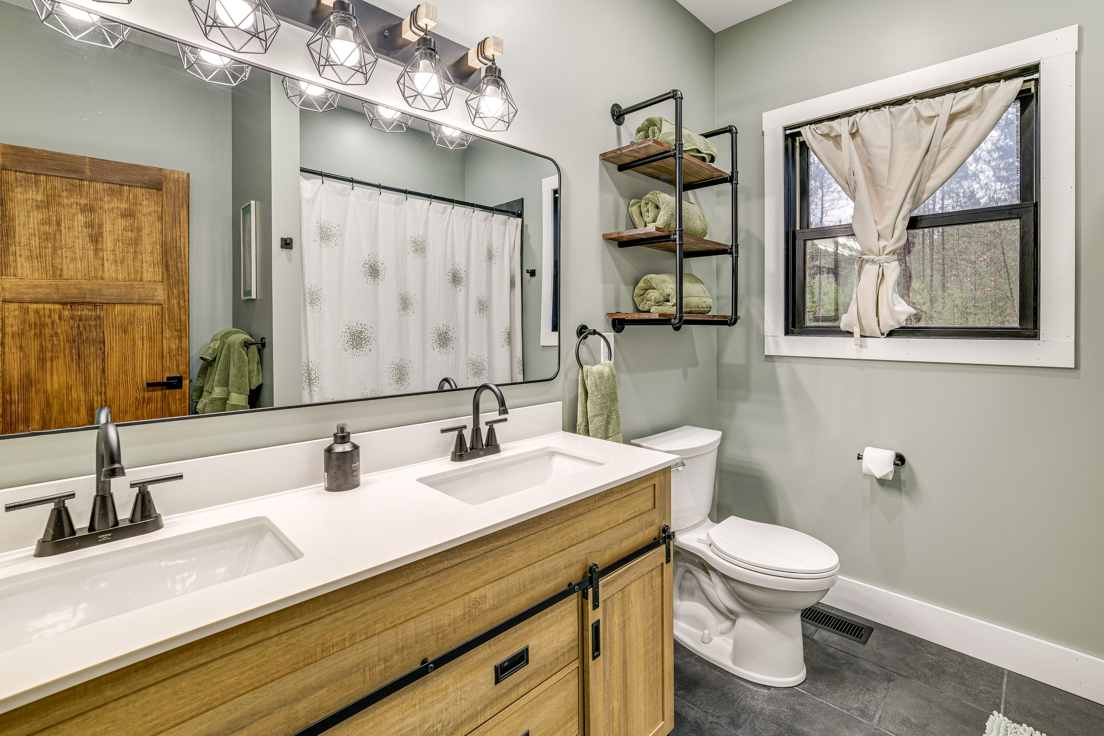 En-Suite Bathroom | 1st Floor