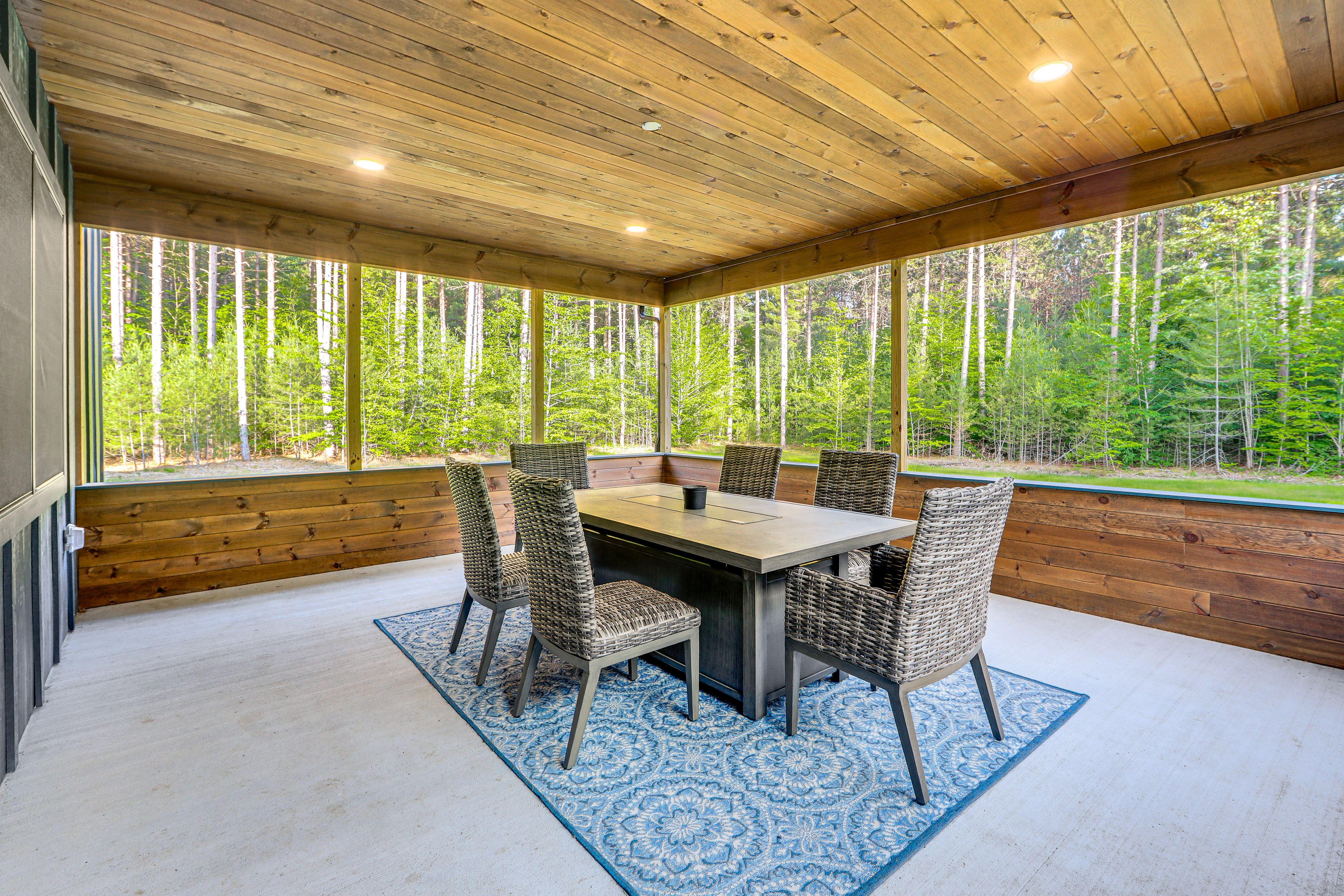 Covered Patio | Gas Grill | Outdoor Dining