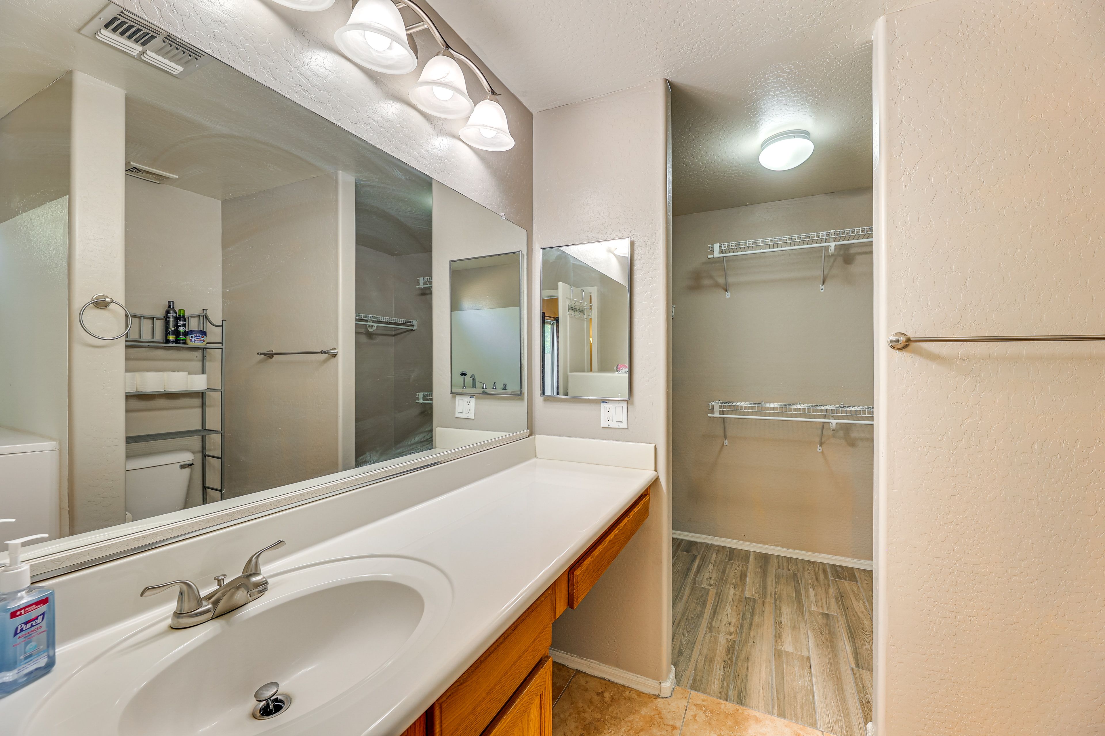 En-Suite Bathroom | Walk-In Shower/Tub