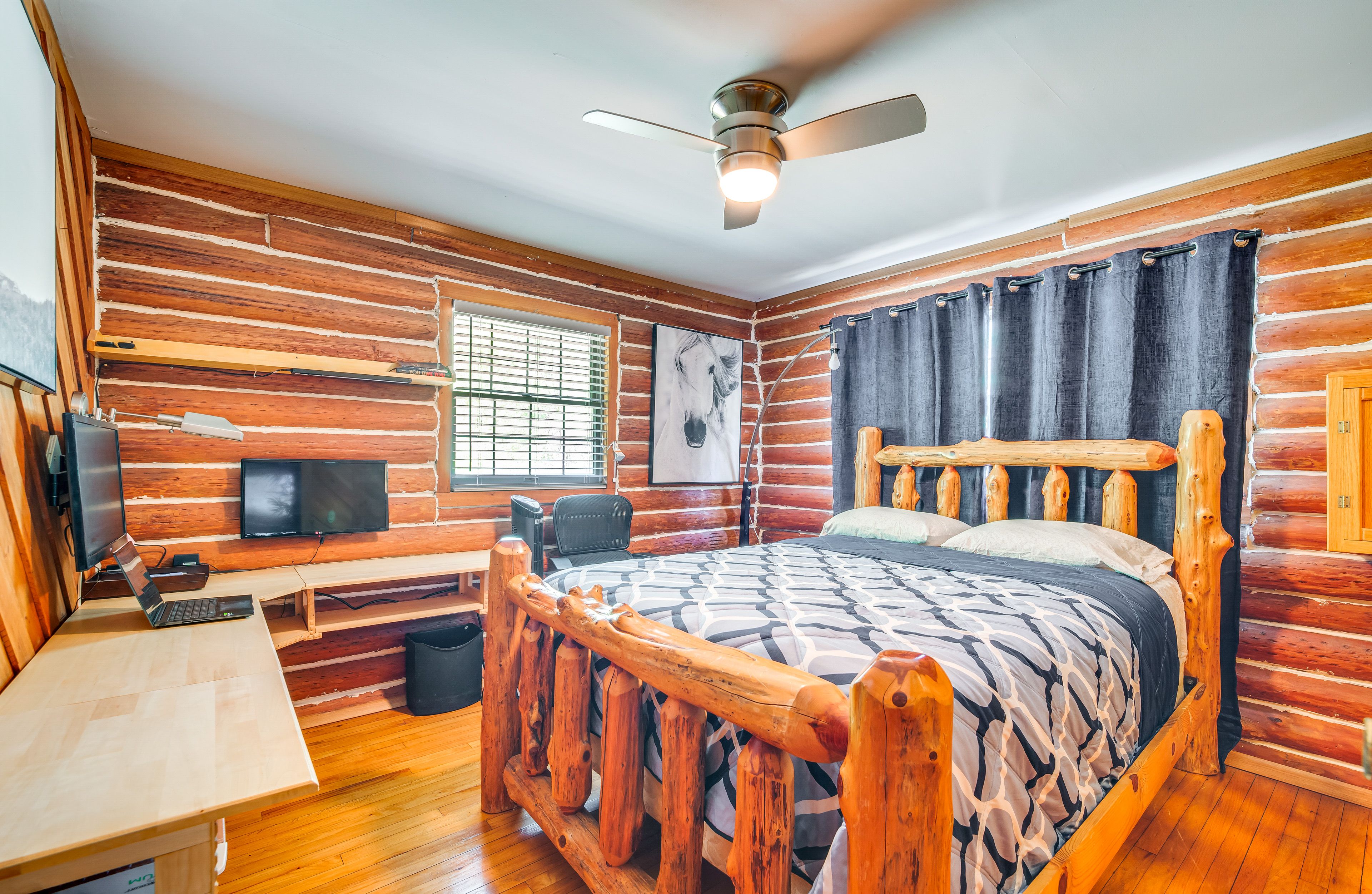 Bedroom 1 | Queen Bed | Desk