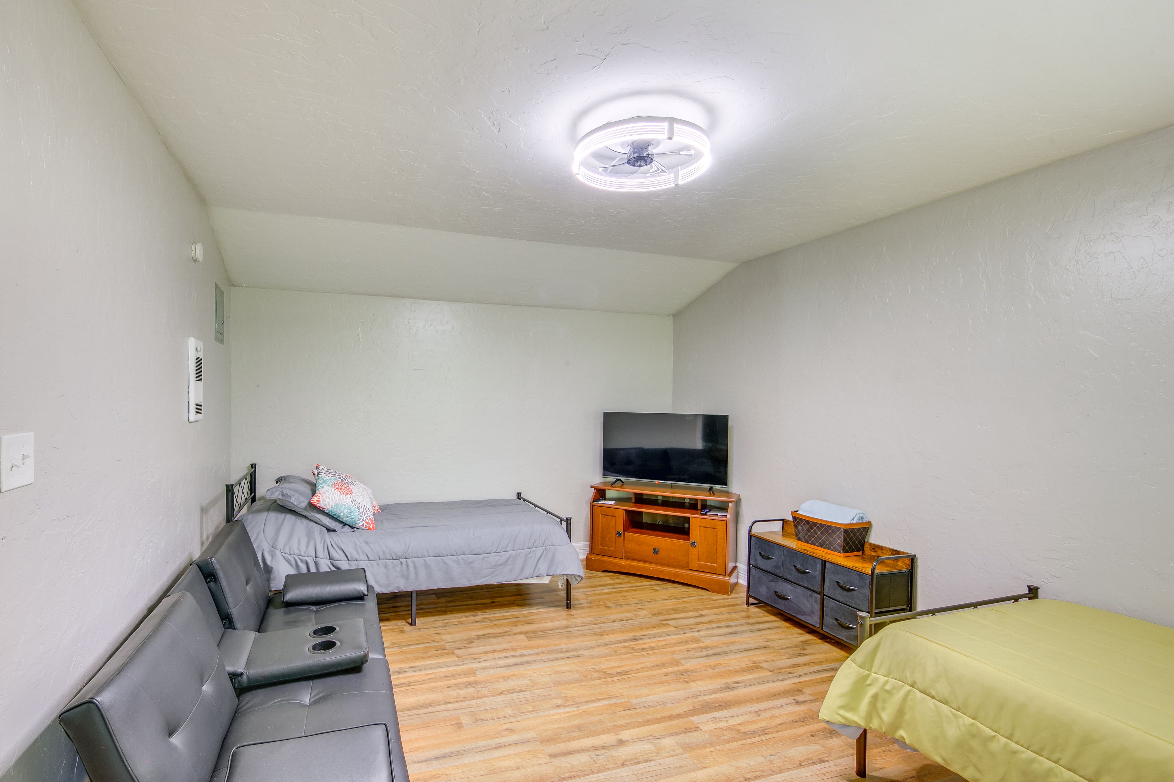 Bedroom 3 | 2 Twin Beds | Twin Futon