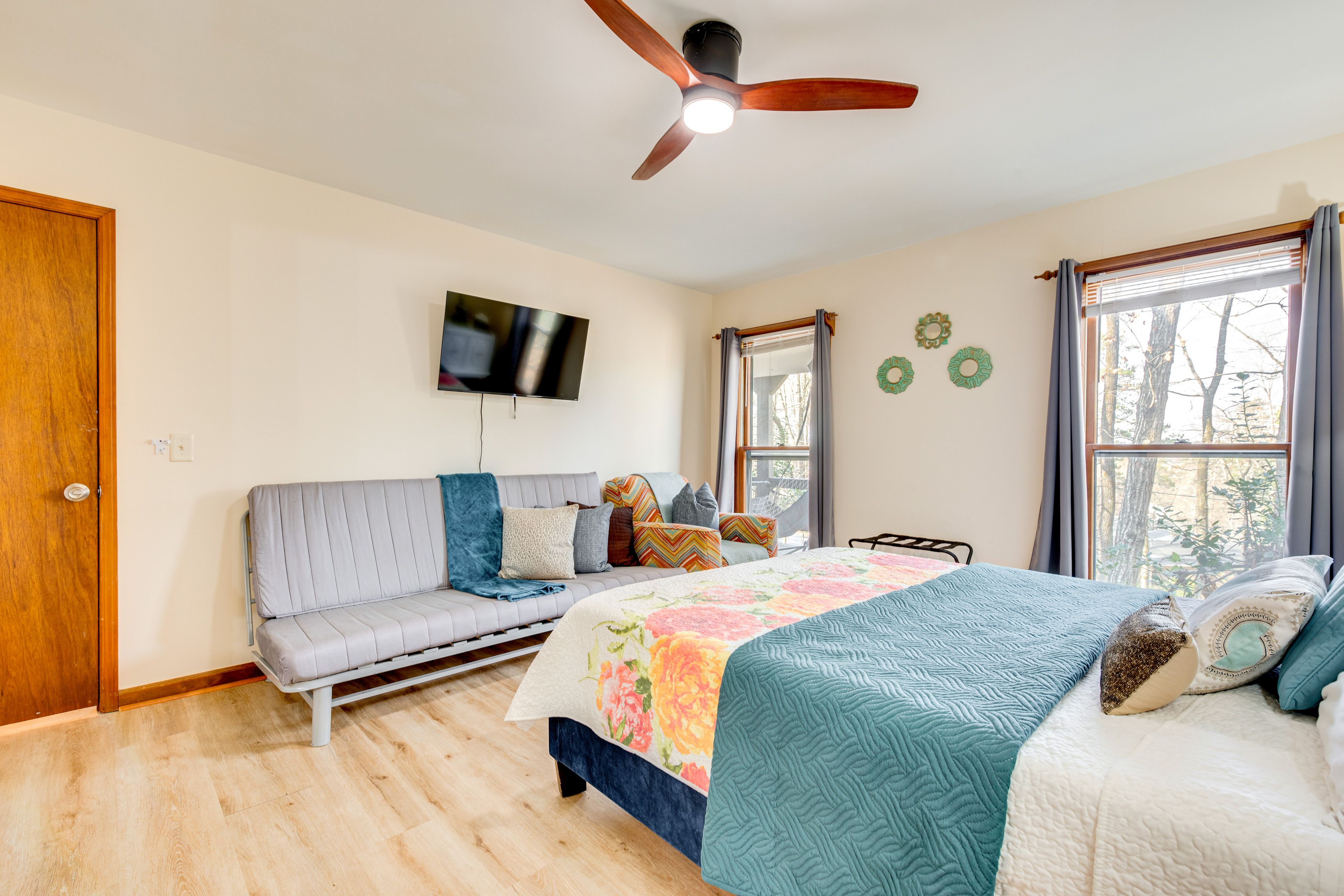 Bedroom 1 | Queen Bed | Queen Futon | En-Suite Bathroom