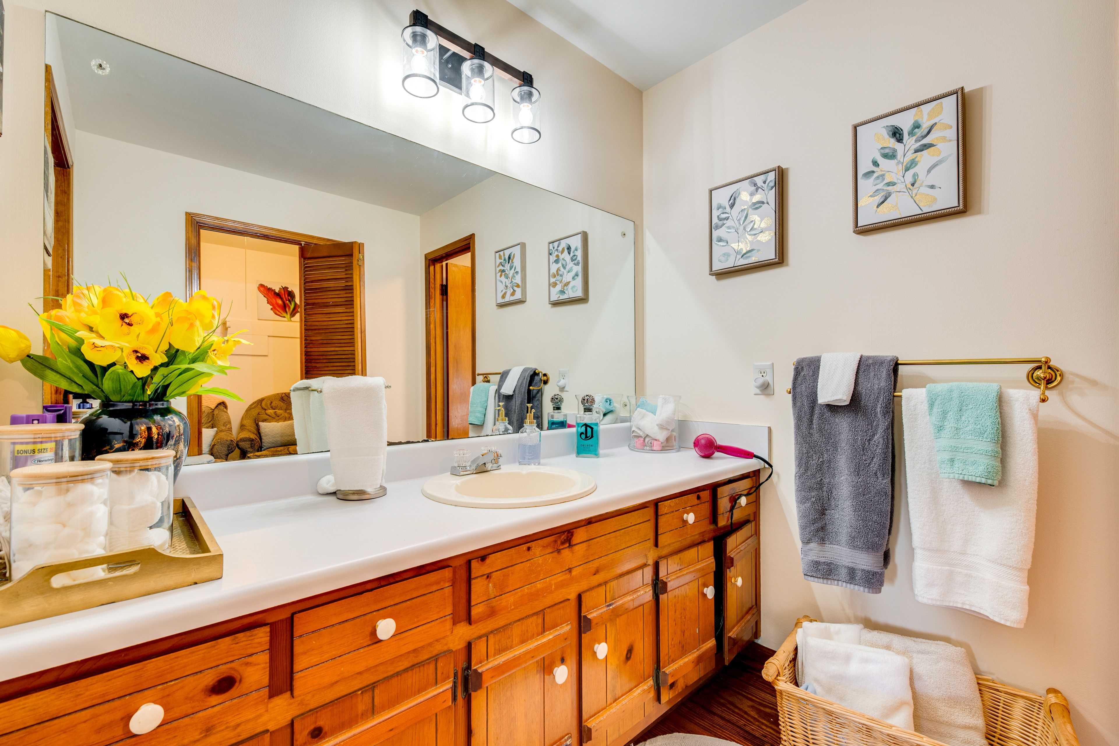 Full Bathroom | Towels Provided