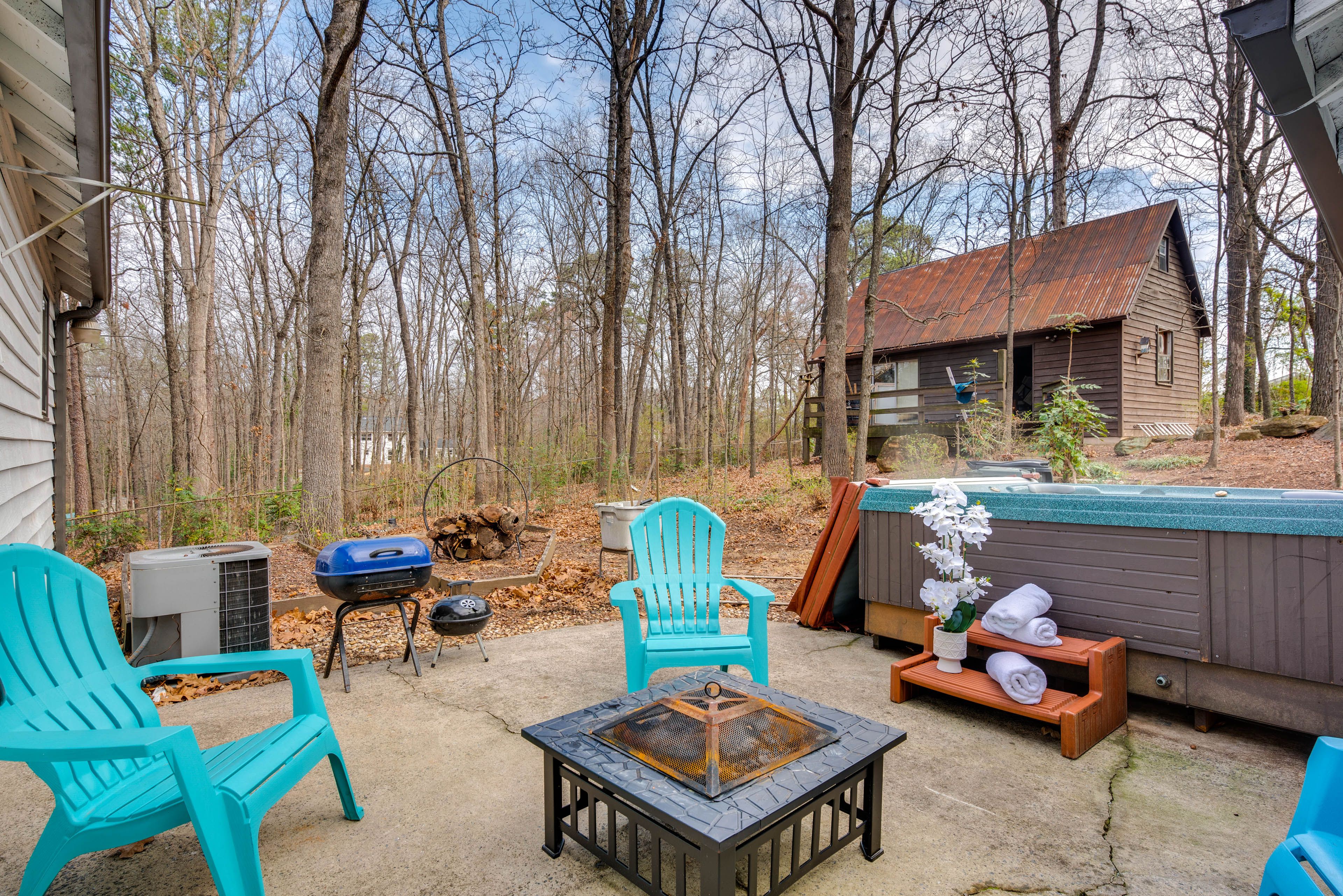 Back Patio | Private Hot Tub | Fire Pit | BBQ Grill