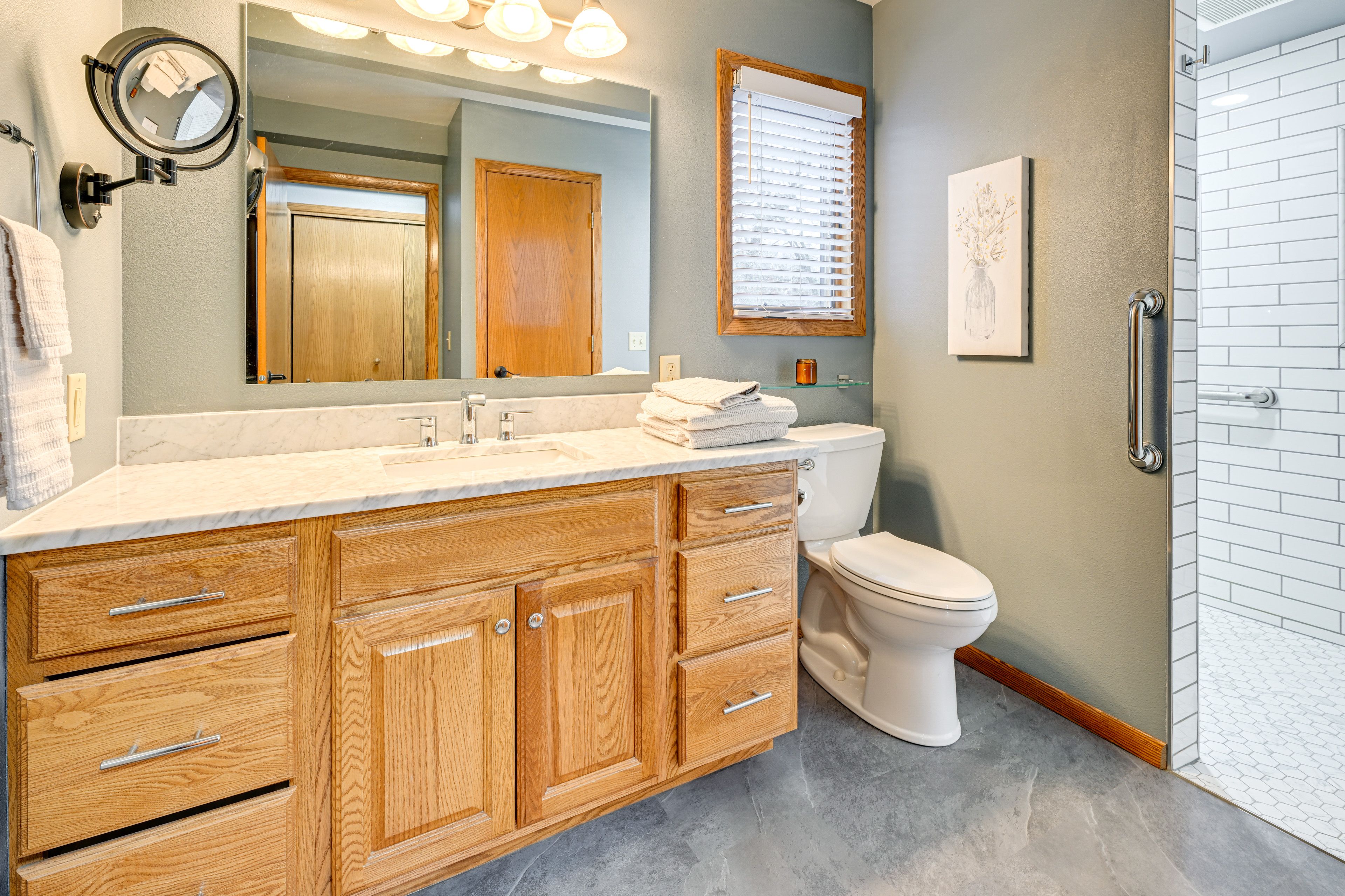 Full Bathroom | Main Level | Complimentary Toiletries