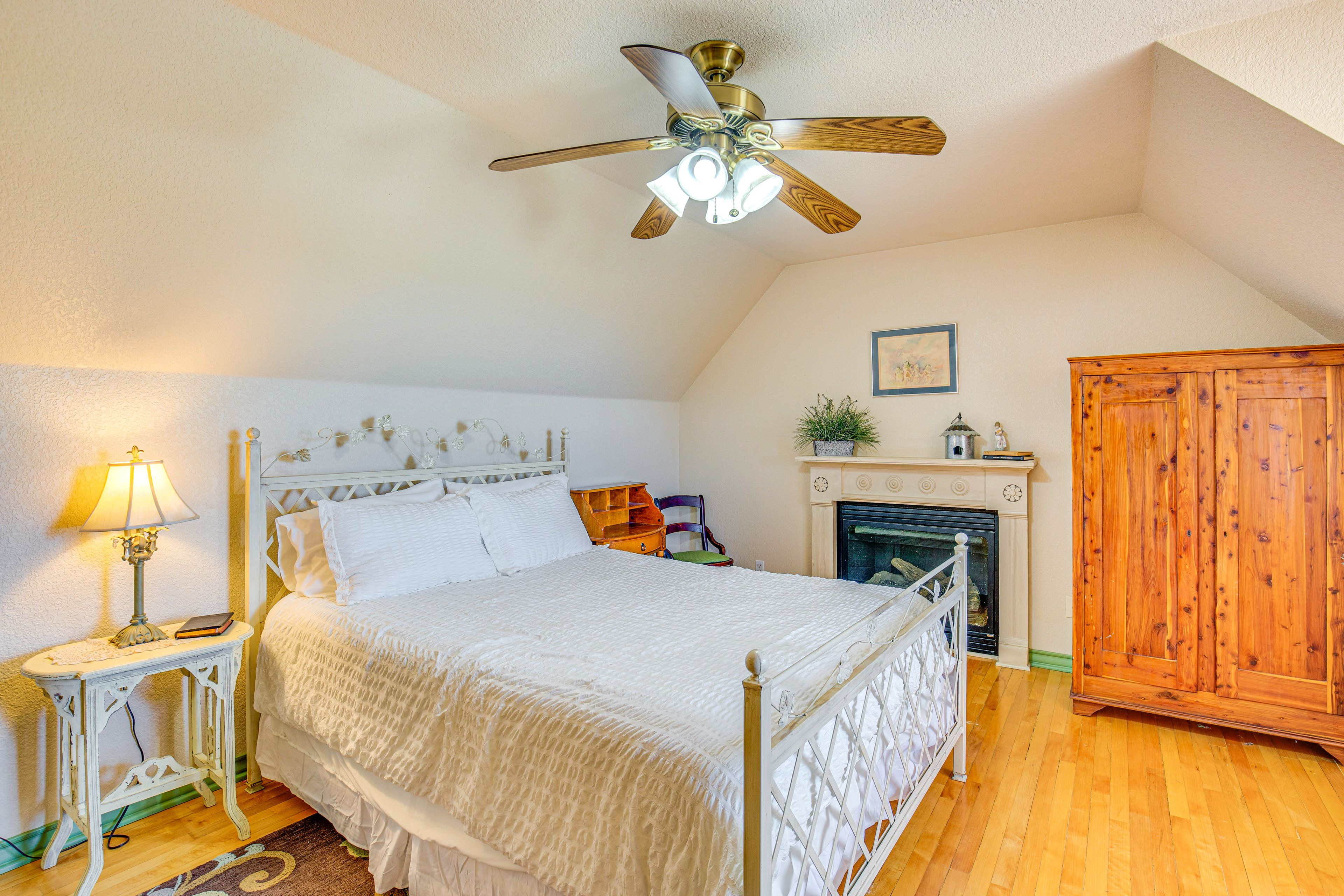 Bedroom 2 | 2nd Floor | Queen Bed | Fireplace