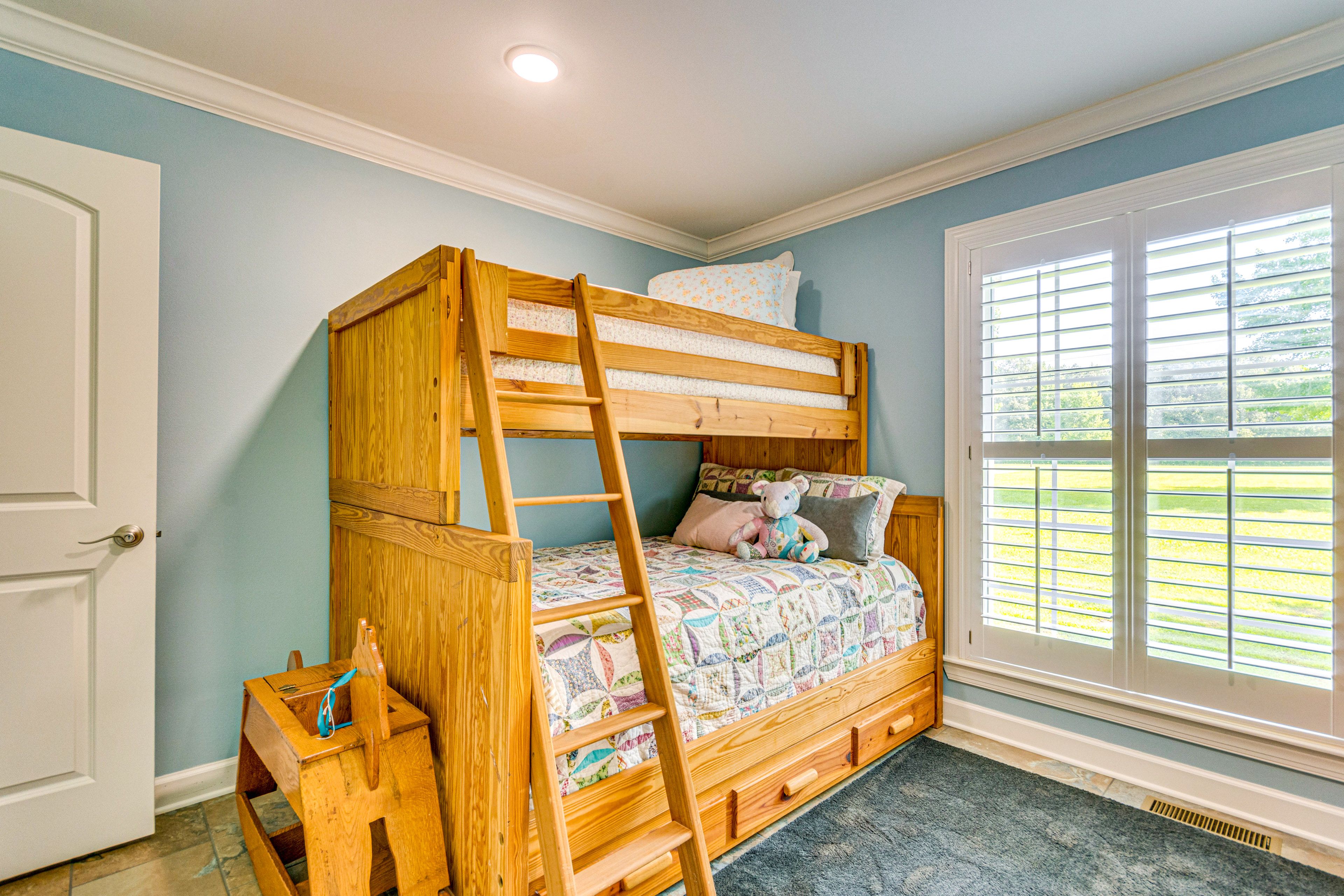 Bedroom 4 | Twin/Full Bunk Bed