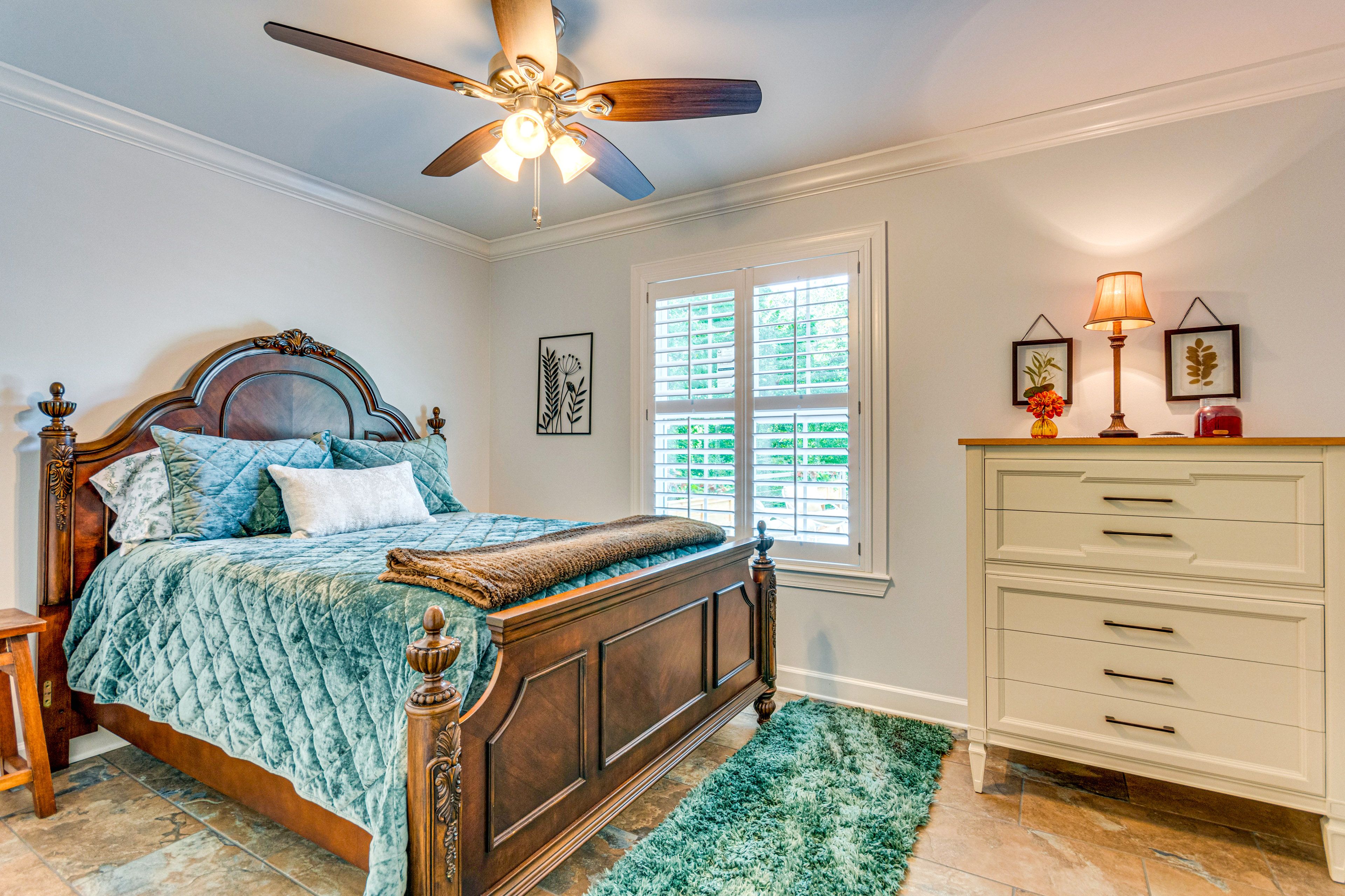Bedroom 2 | Queen Bed