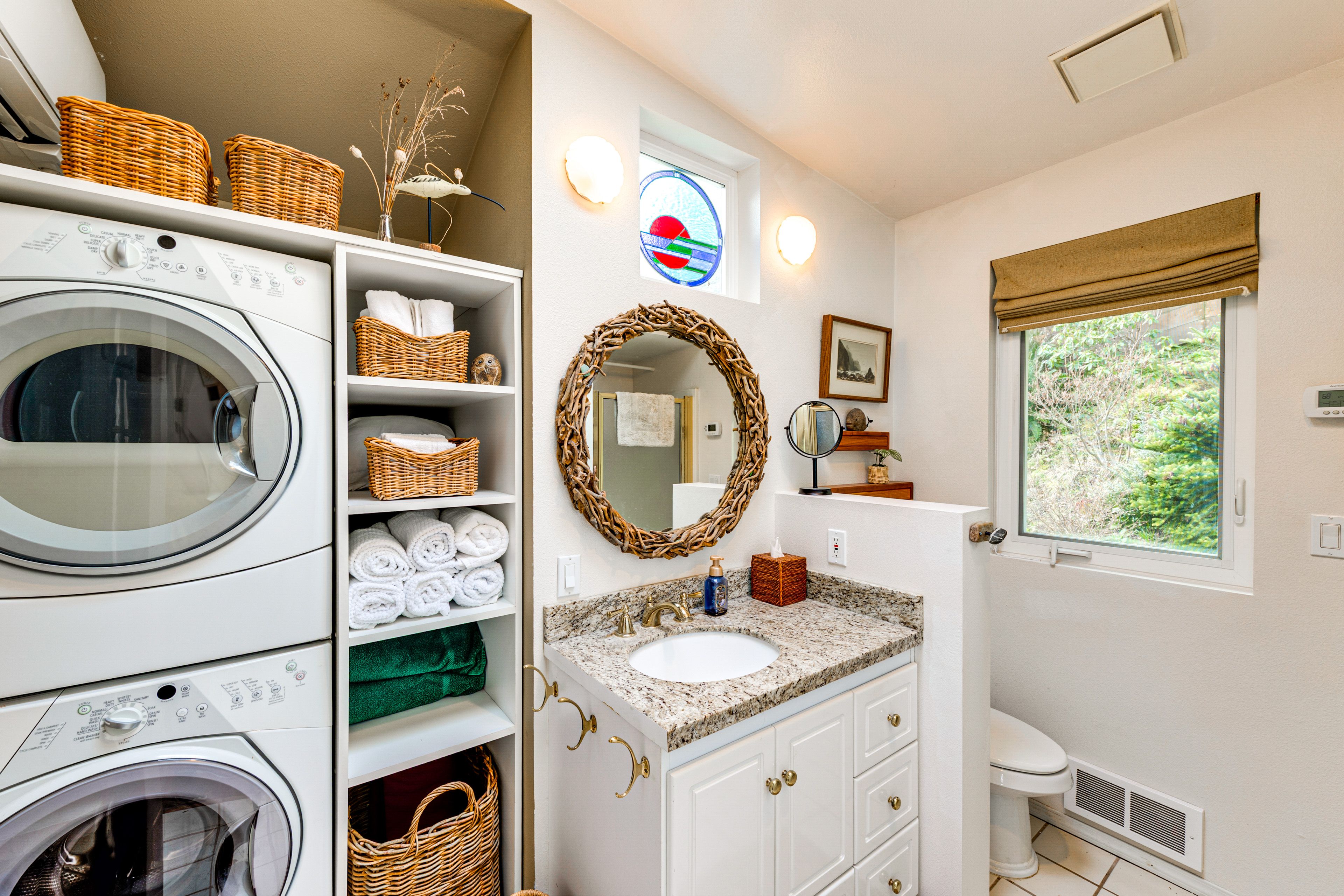 Full Bathroom | 1st Floor | Towels Provided