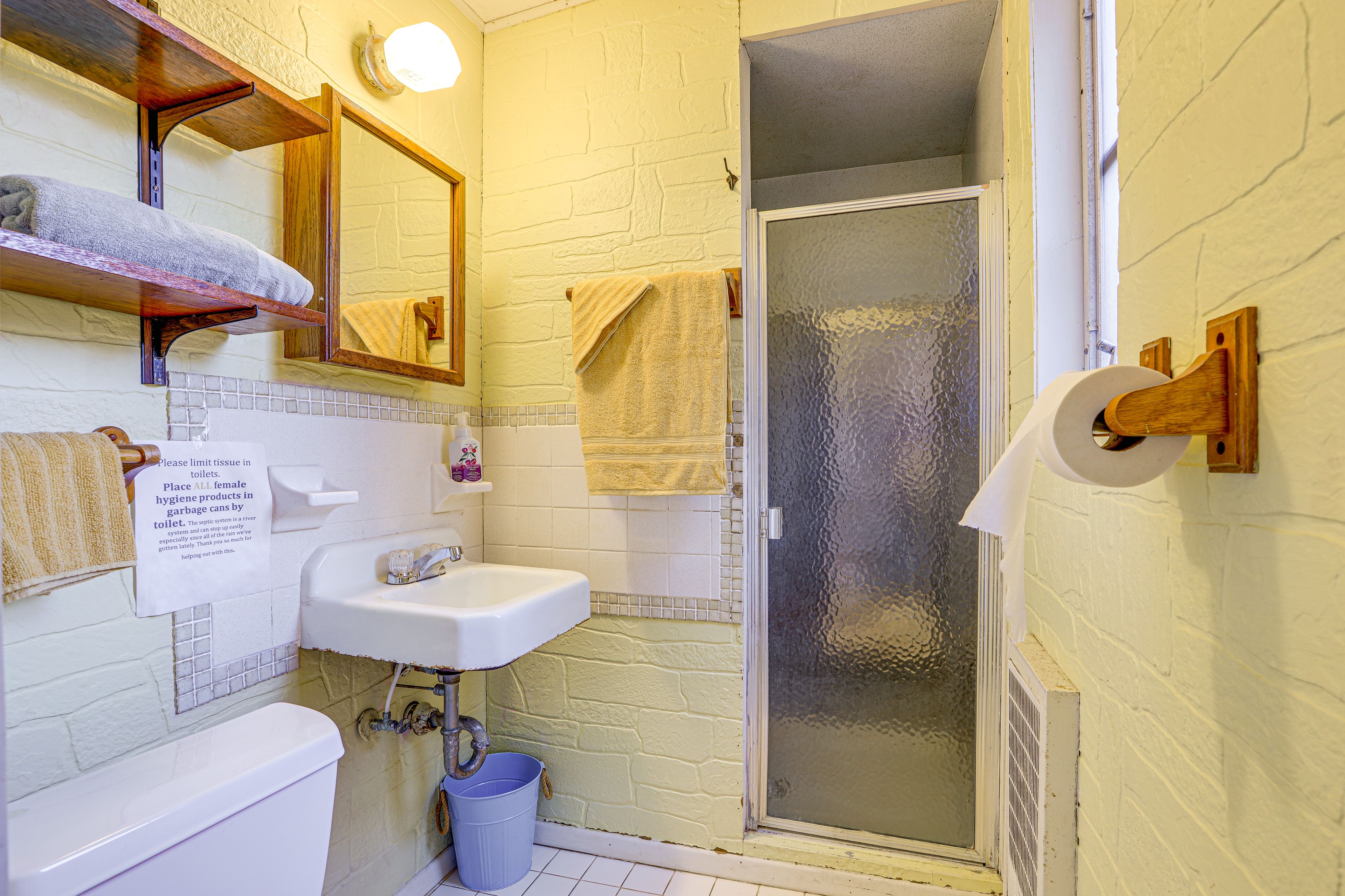 Full Bathroom | Towels Provided