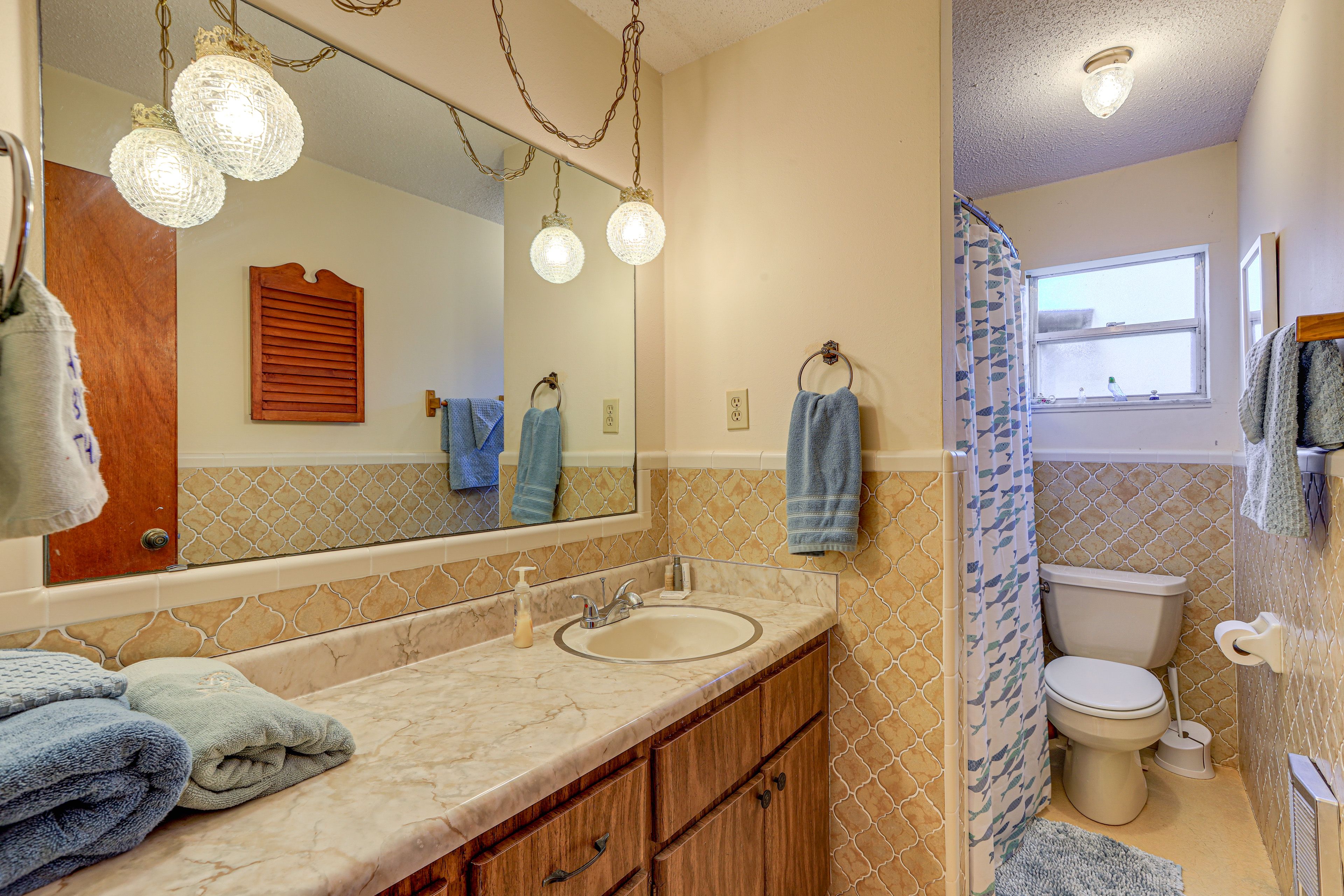 Full Bathroom | Towels Provided