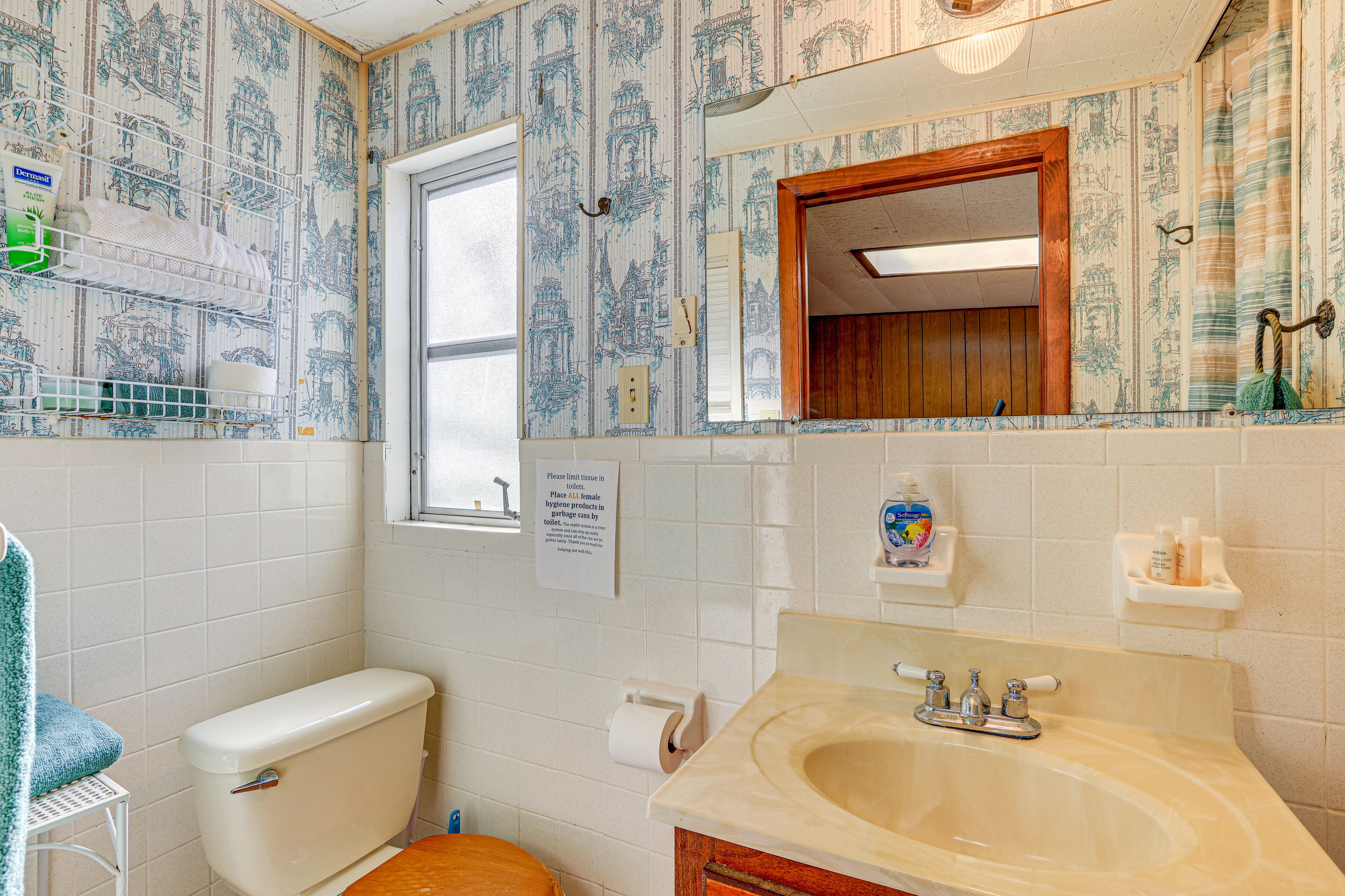 Full Bathroom | Towels Provided
