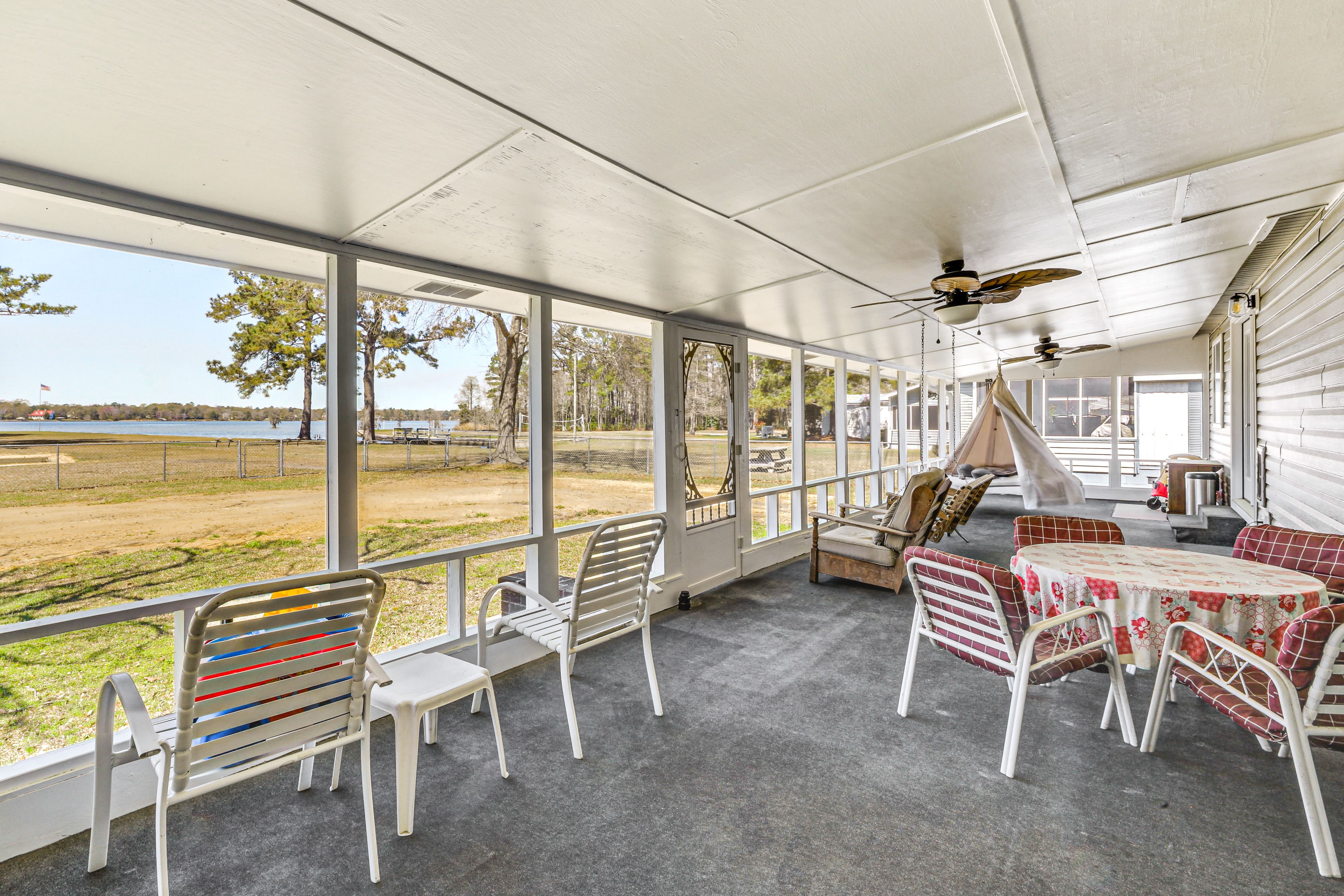 Screened-In Patio | Outdoor Seating