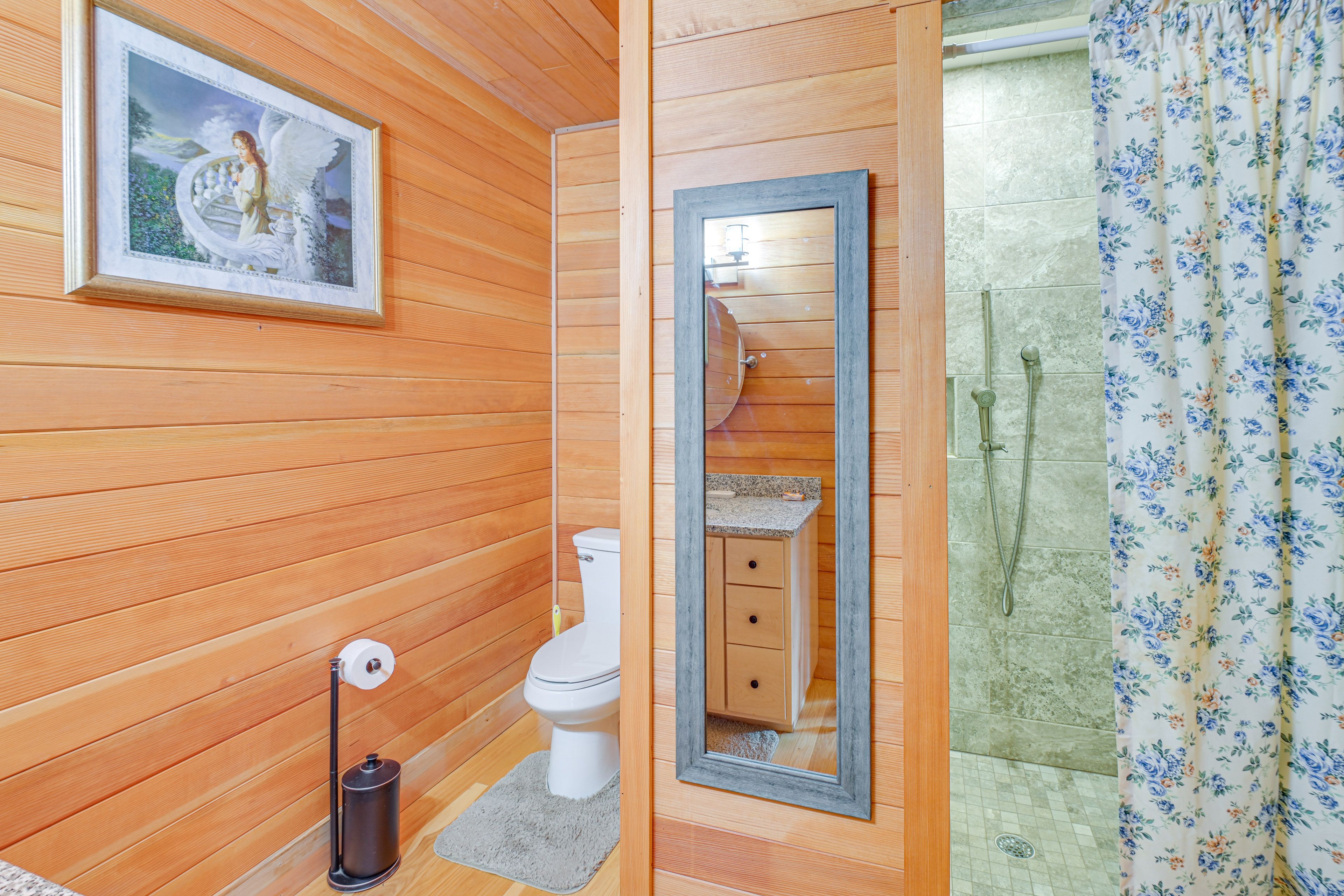 Full Bathroom | Towels Provided | Complimentary Toiletries