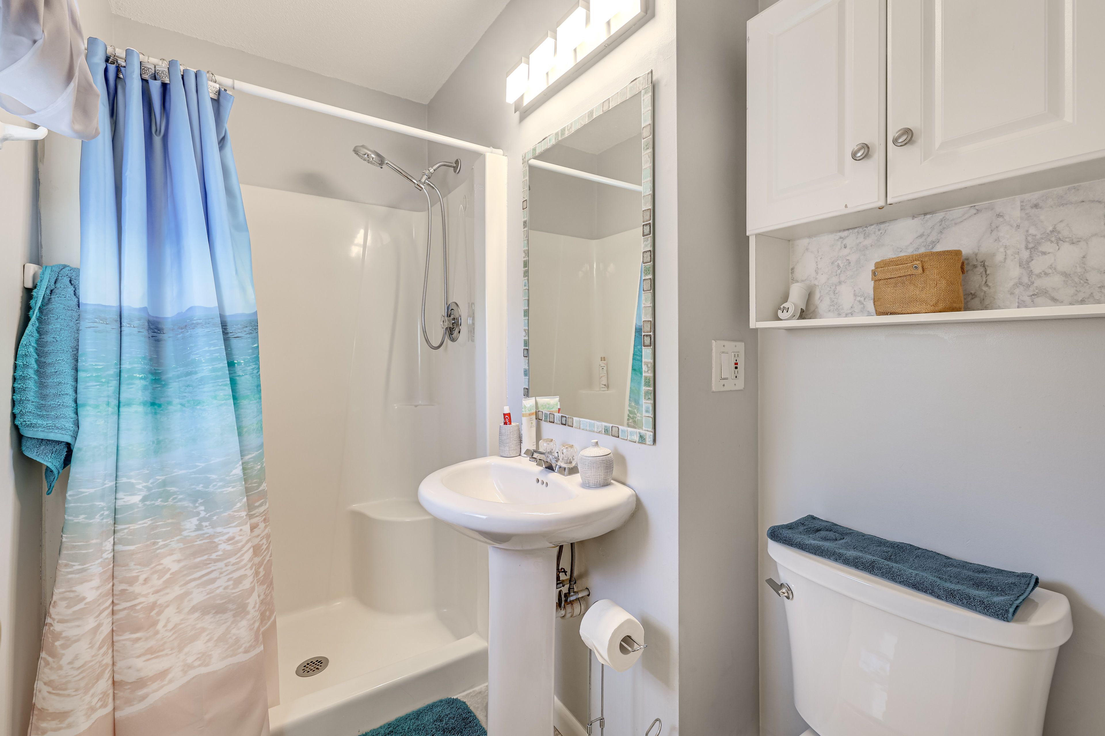 Full Bathroom | Towels Provided