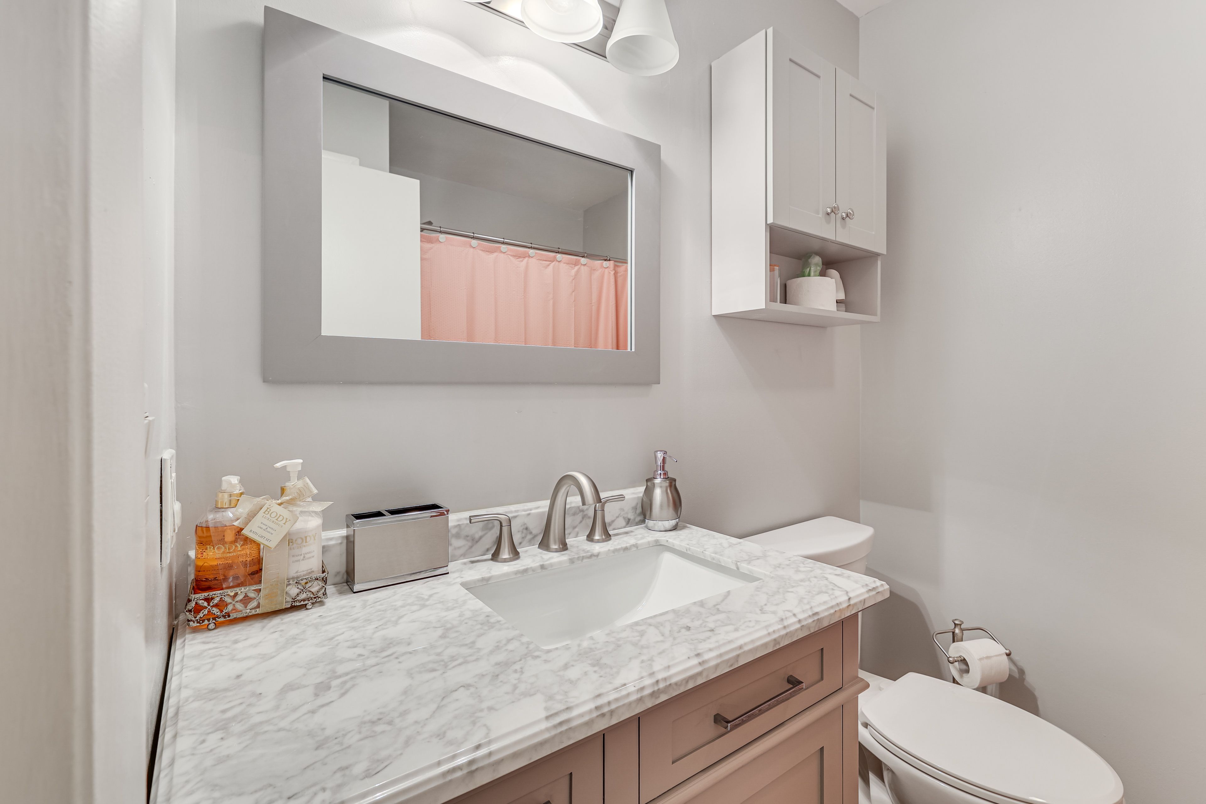 Full Bathroom | Towels Provided