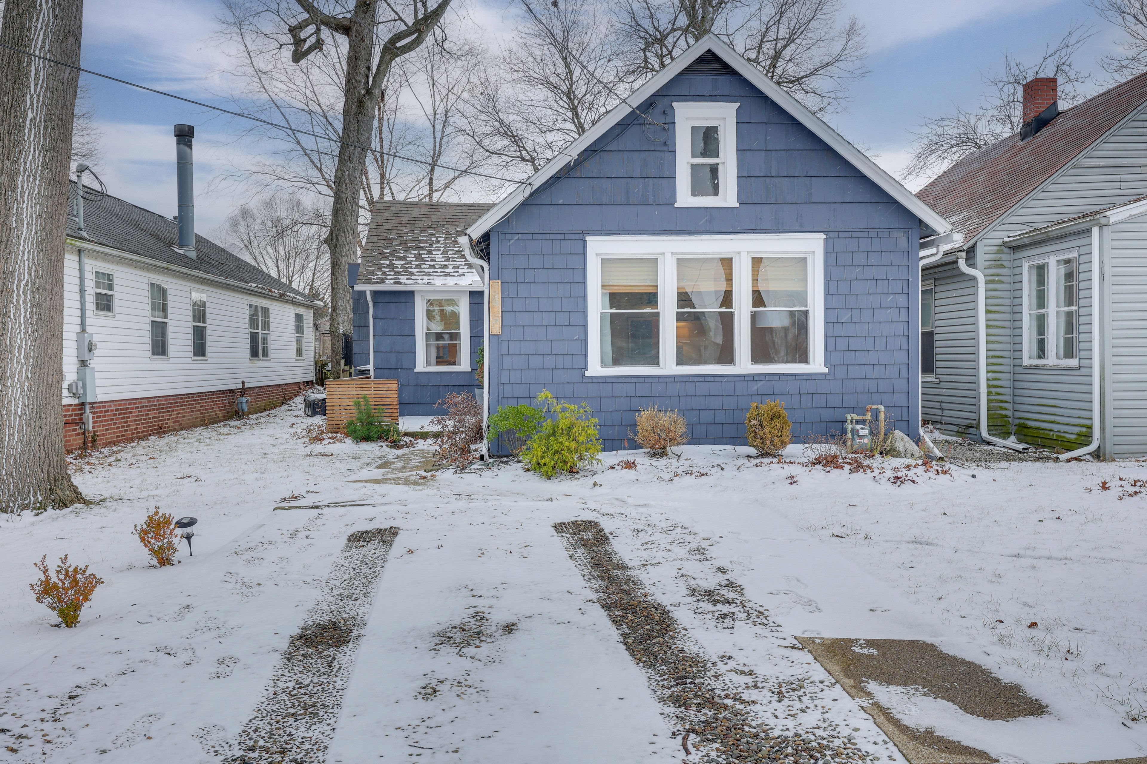 Exterior | Parking | Driveways (3 Vehicles)