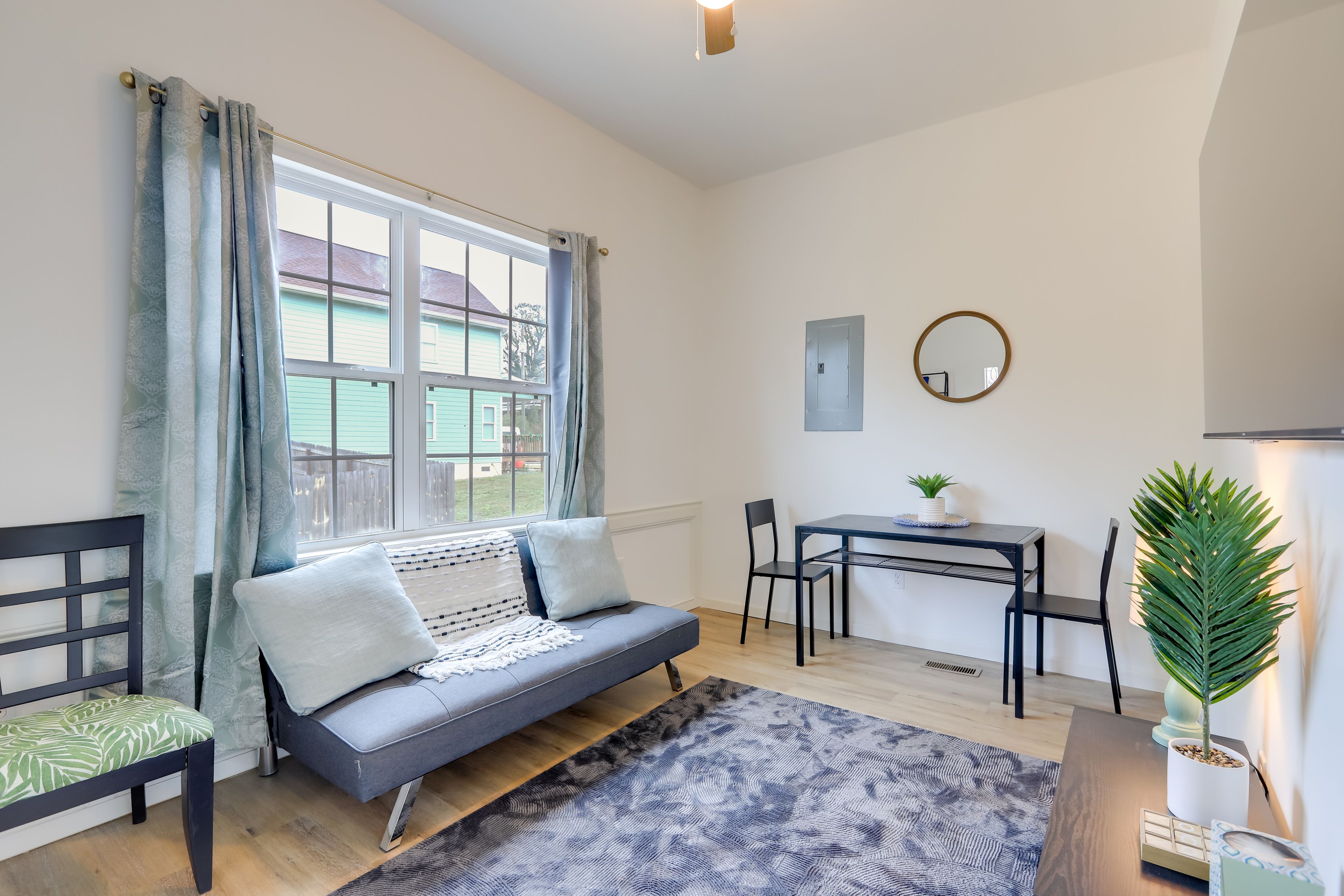 Living Room | Free WiFi | Smart TV | Futon