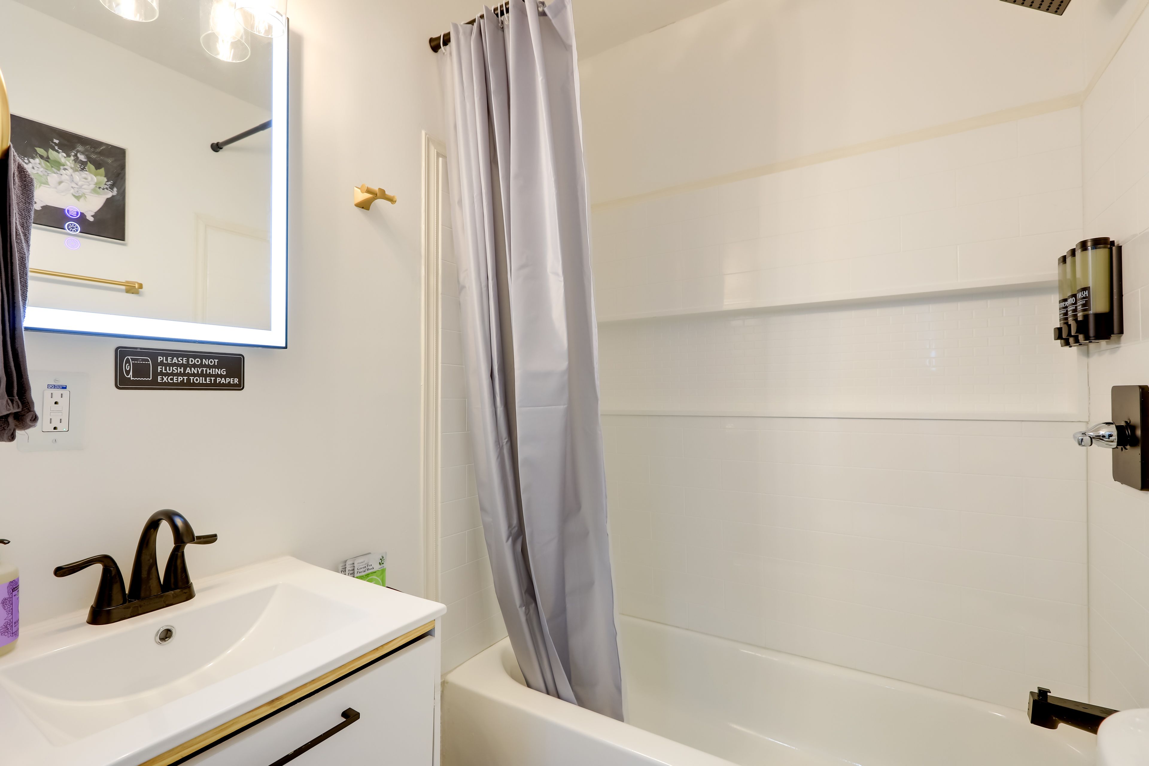 Full Bathroom | Towels Provided