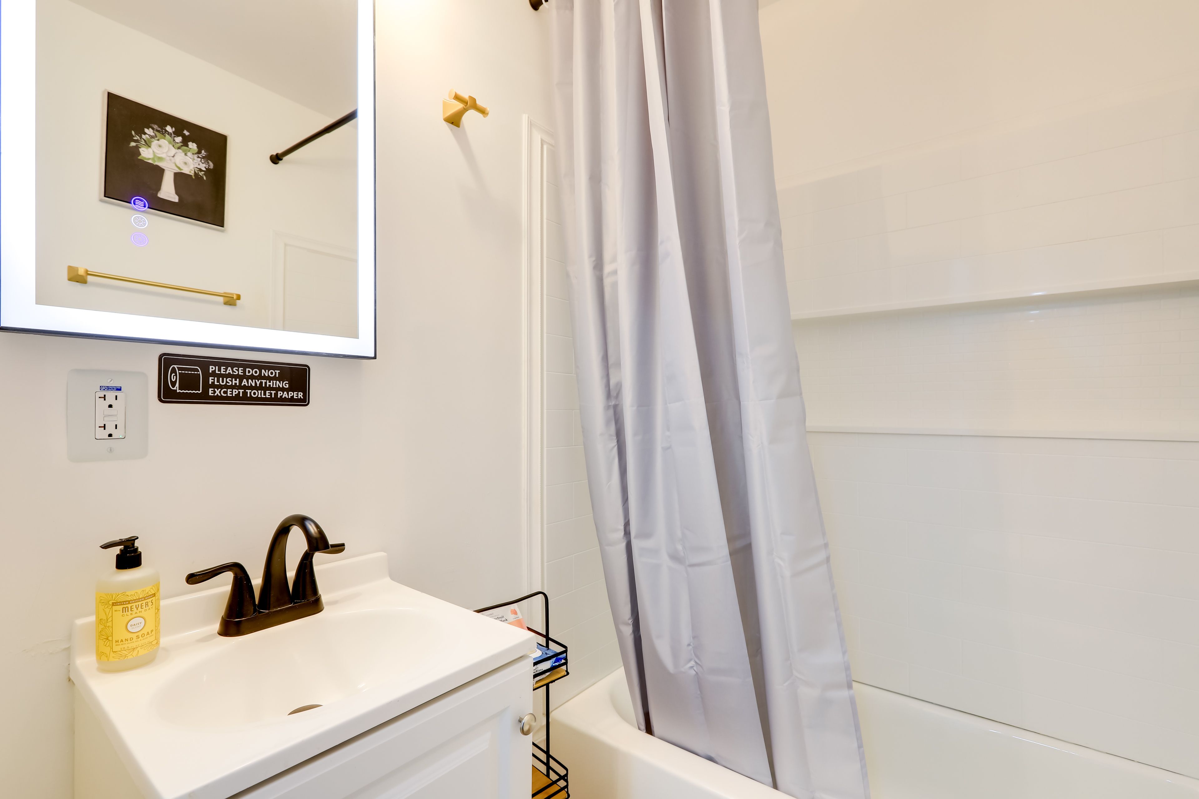 Full Bathroom | Towels Provided