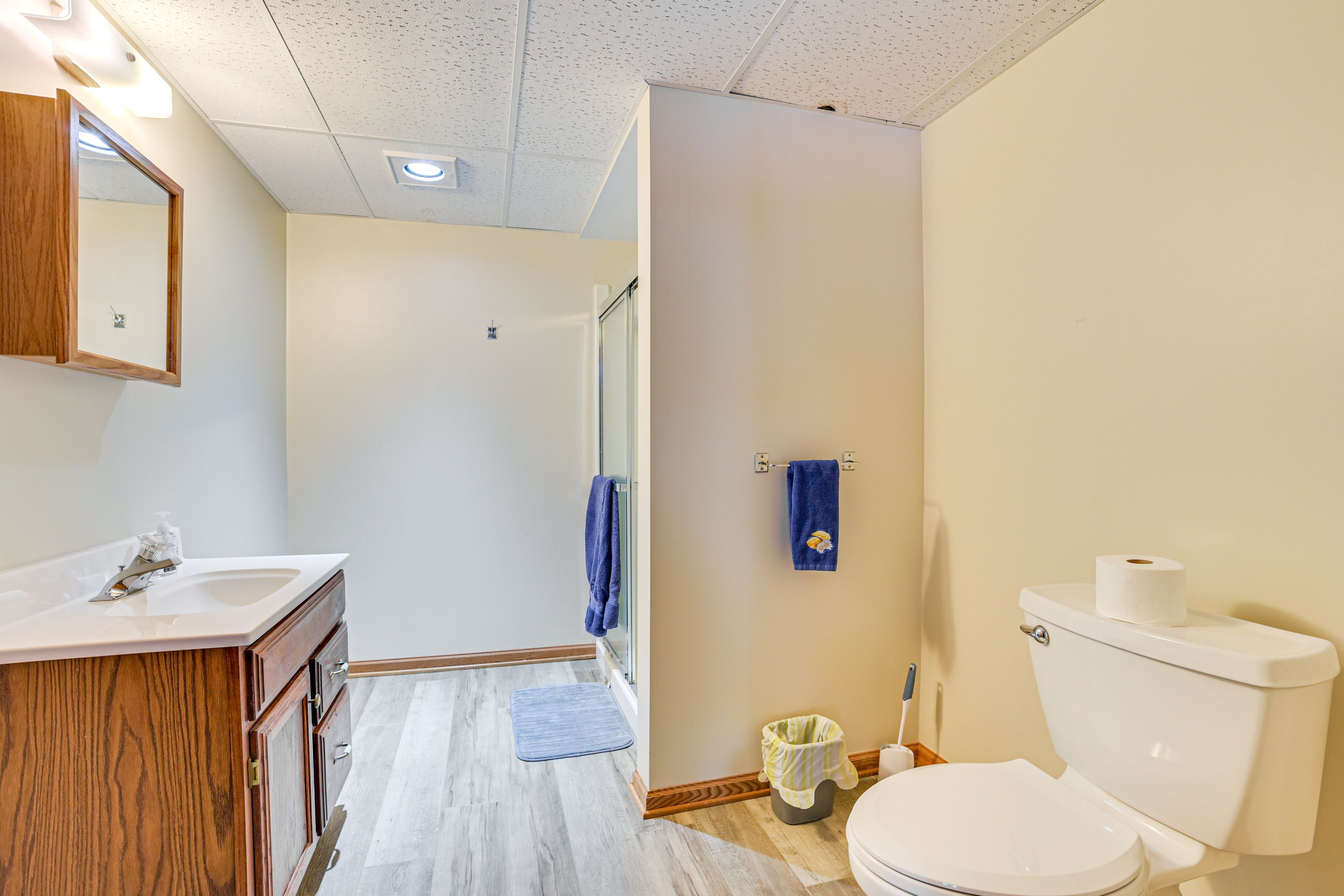Full Bathroom | Lower Level | Towels Provided