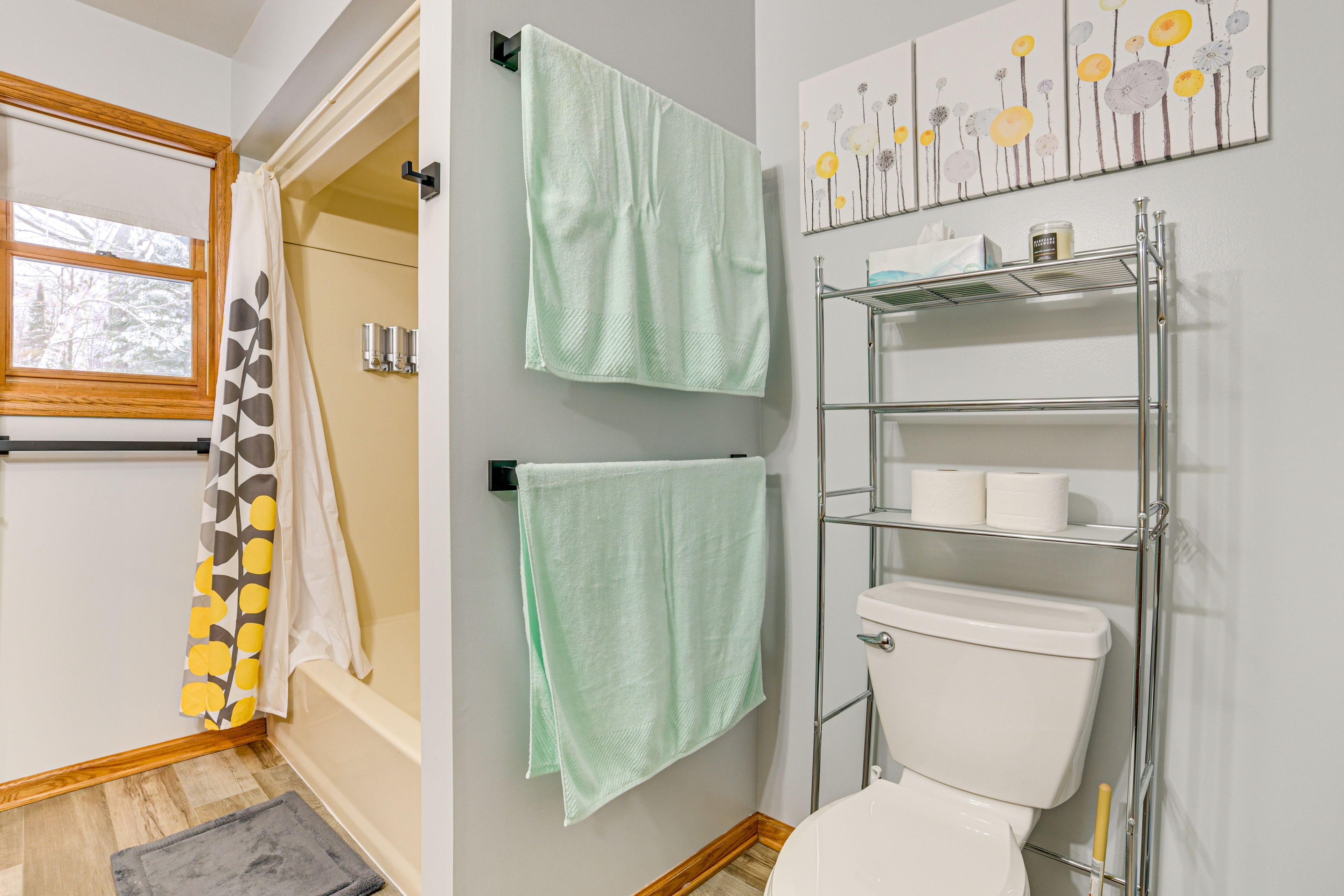 Full Bathroom | Main Level | Towels Provided