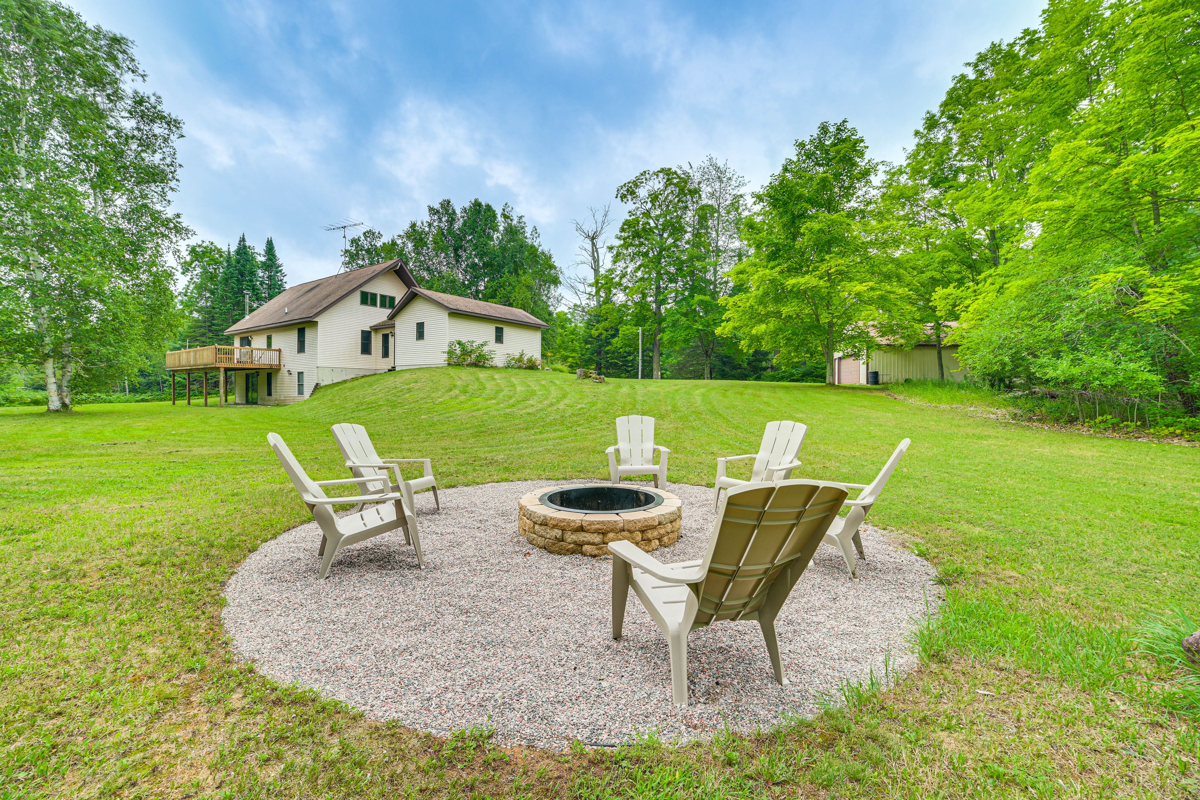 Eckerman Vacation Rental | 2BR | 2.5BA | 2 Steps to Enter | 2,782 Sq Ft