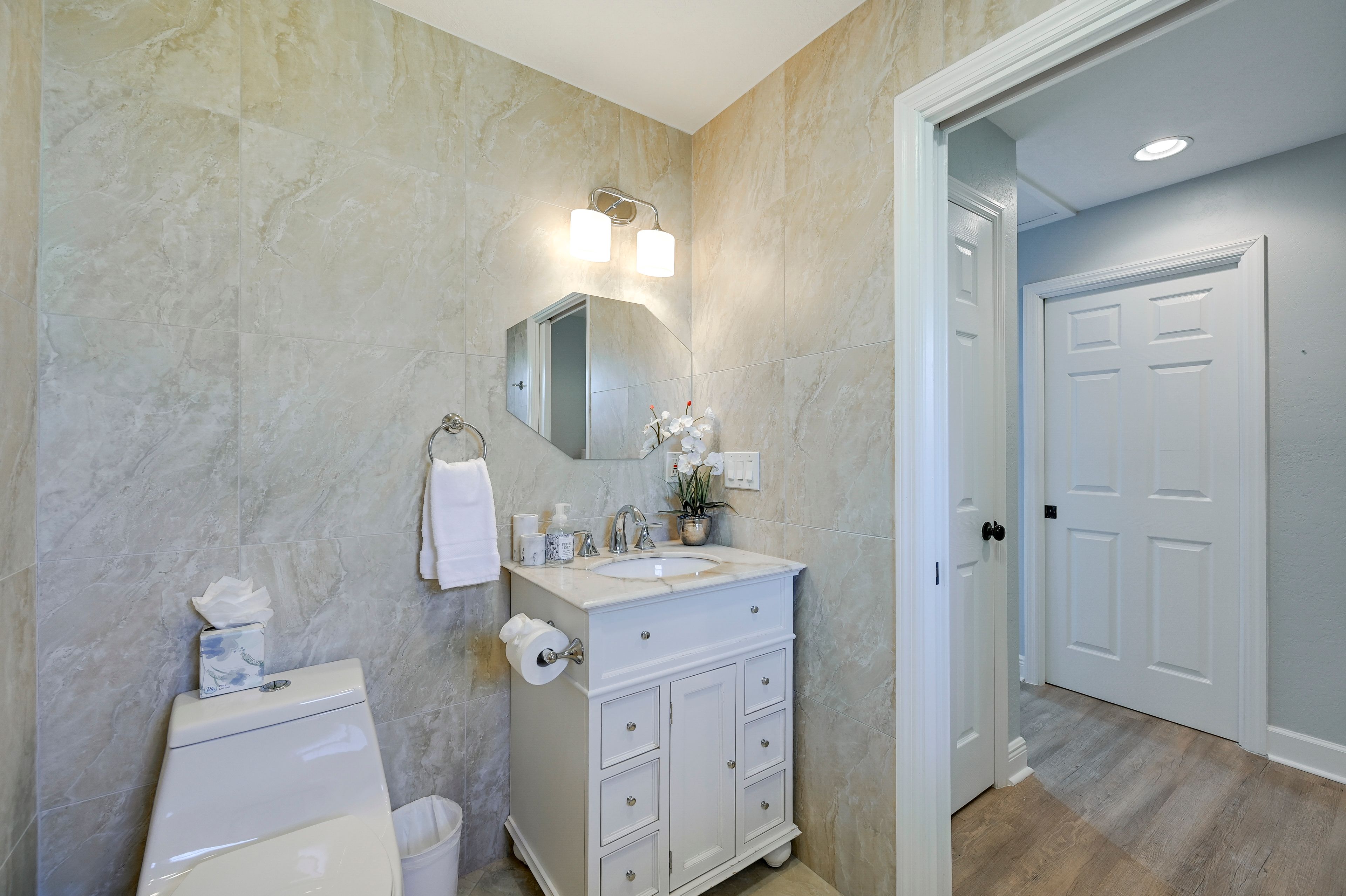 Full Bathroom | Towels Provided | Laundry