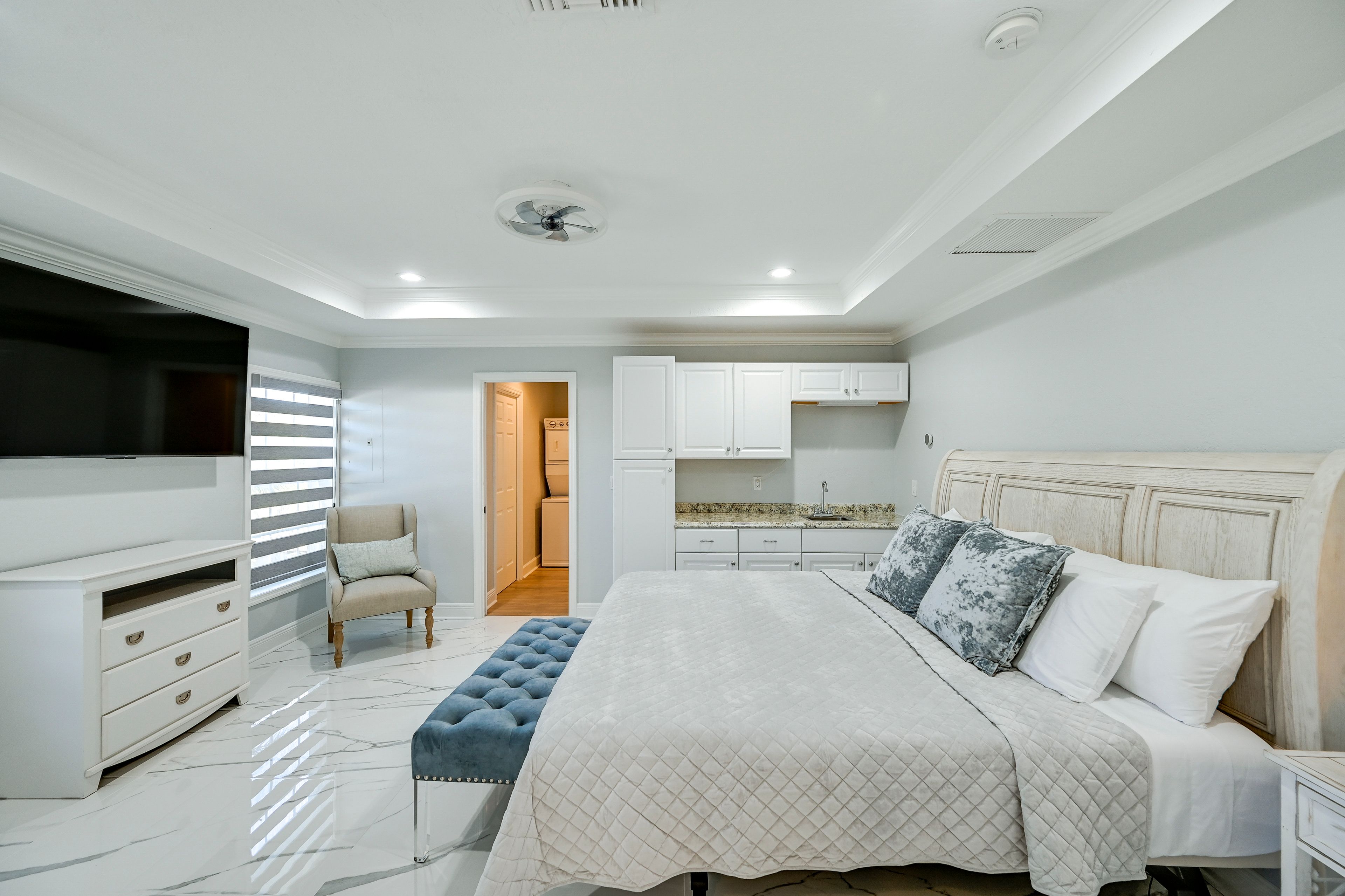 Bedroom 1 | King Bed | Smart TV | Laptop Workspace