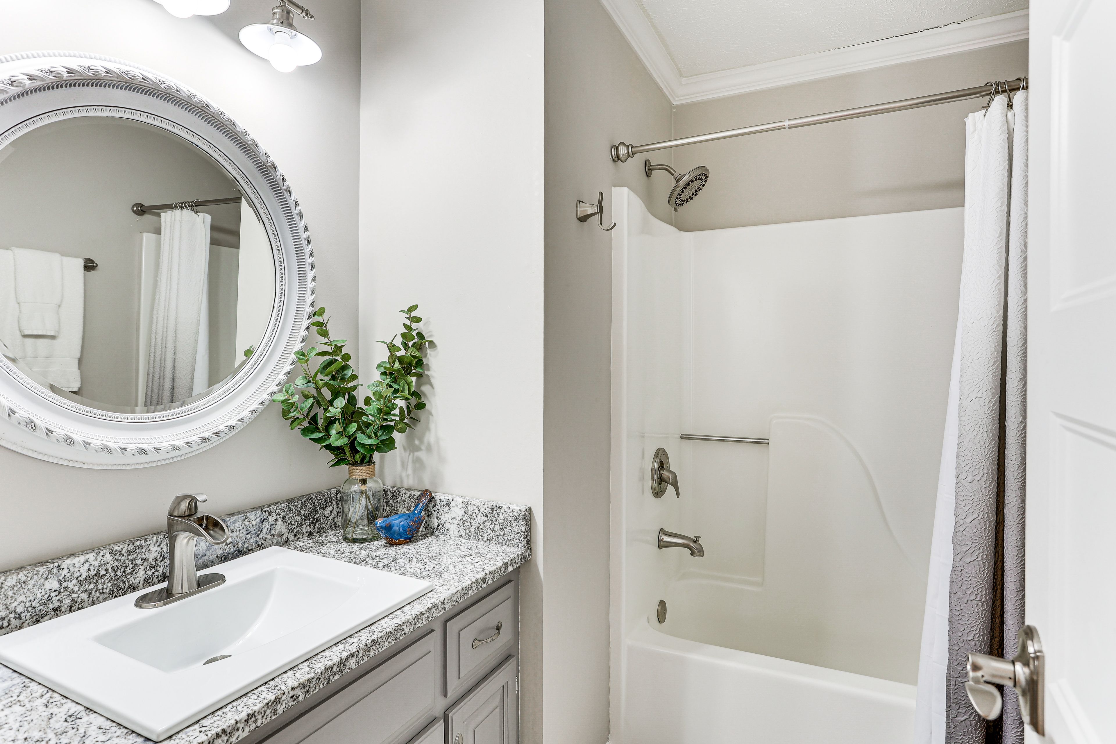 Full Bathroom | Complimentary Toiletries