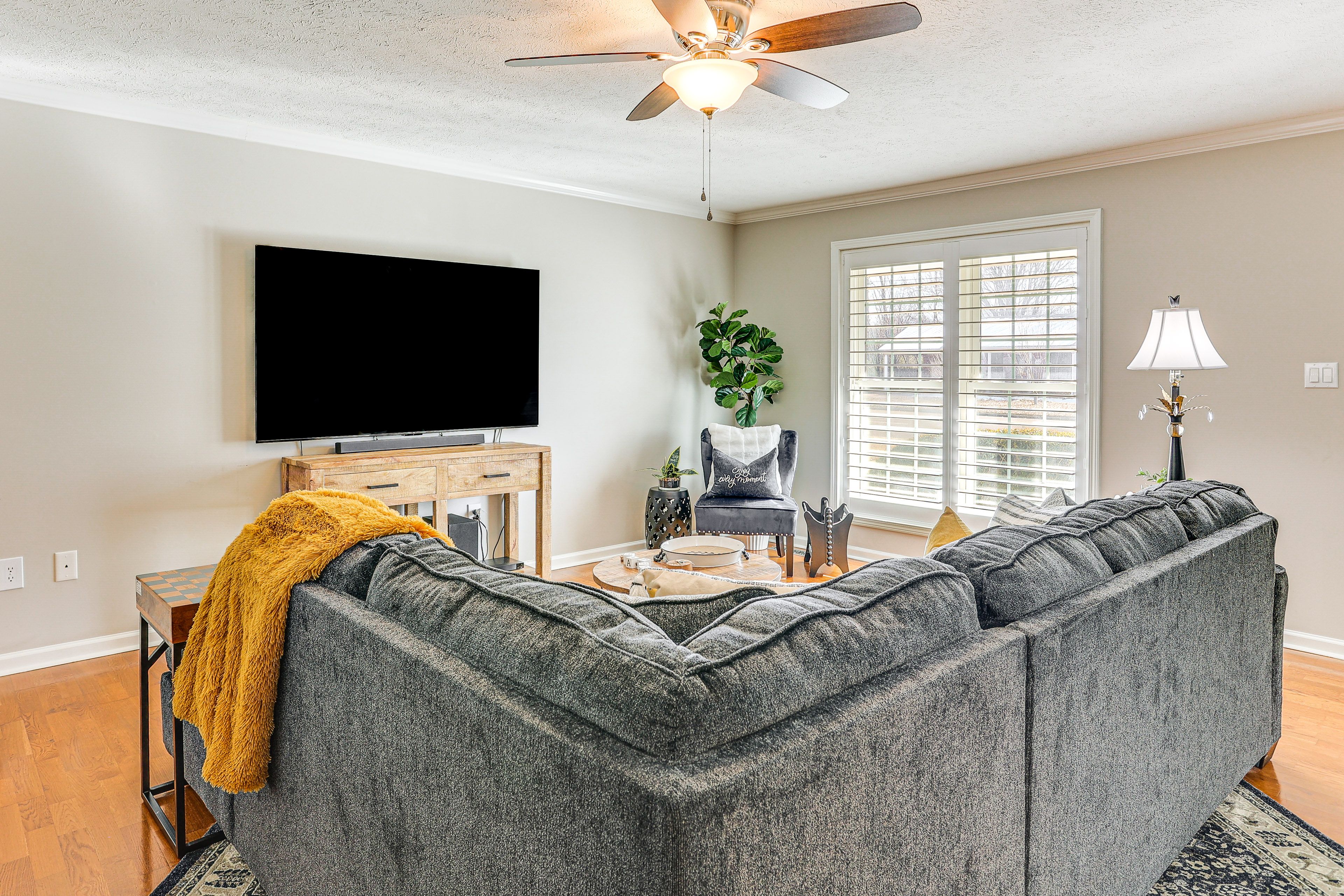 Living Room | Smart TV | Free WiFi | Central A/C | Electric Heating