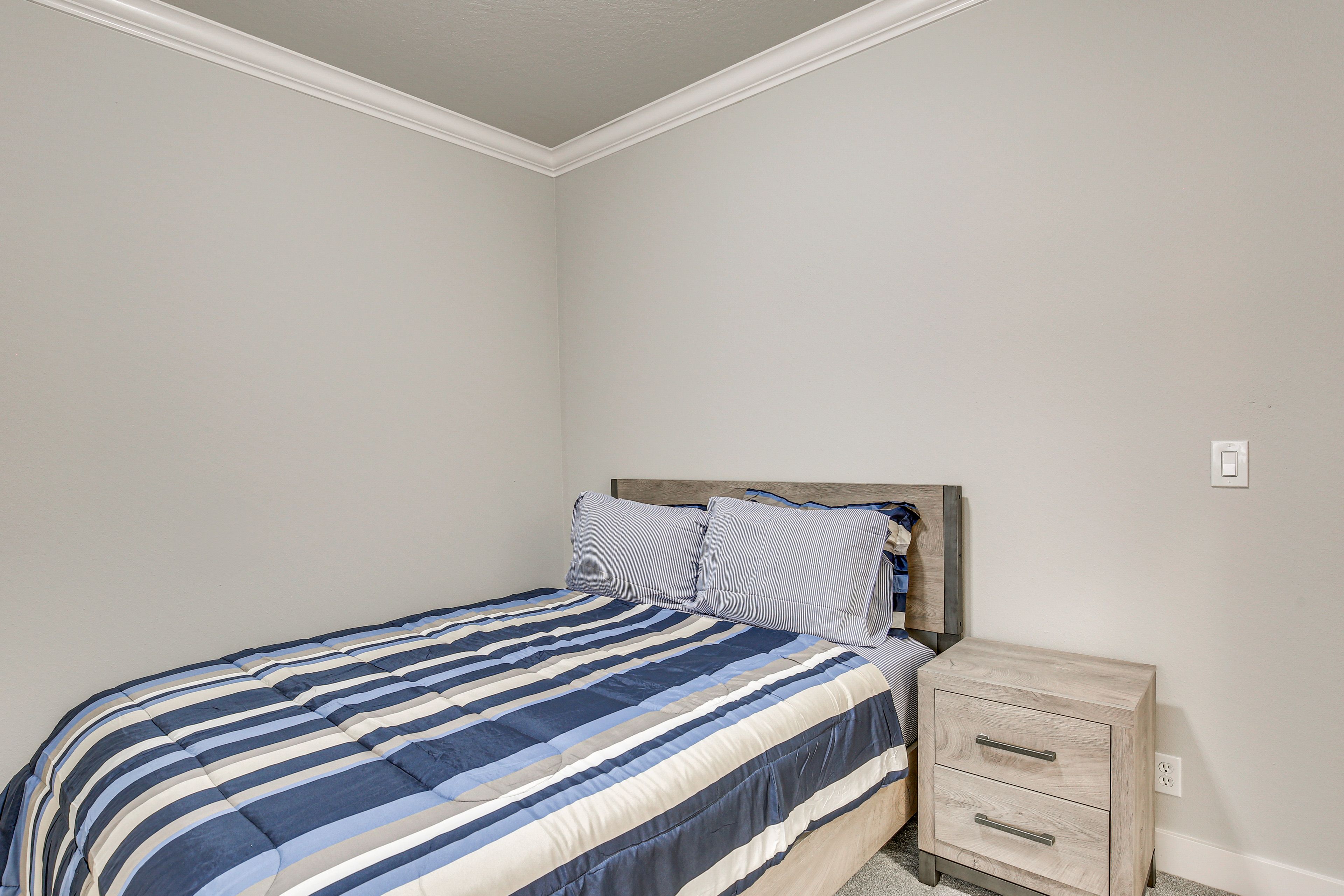 Bedroom 4 | Queen Bed