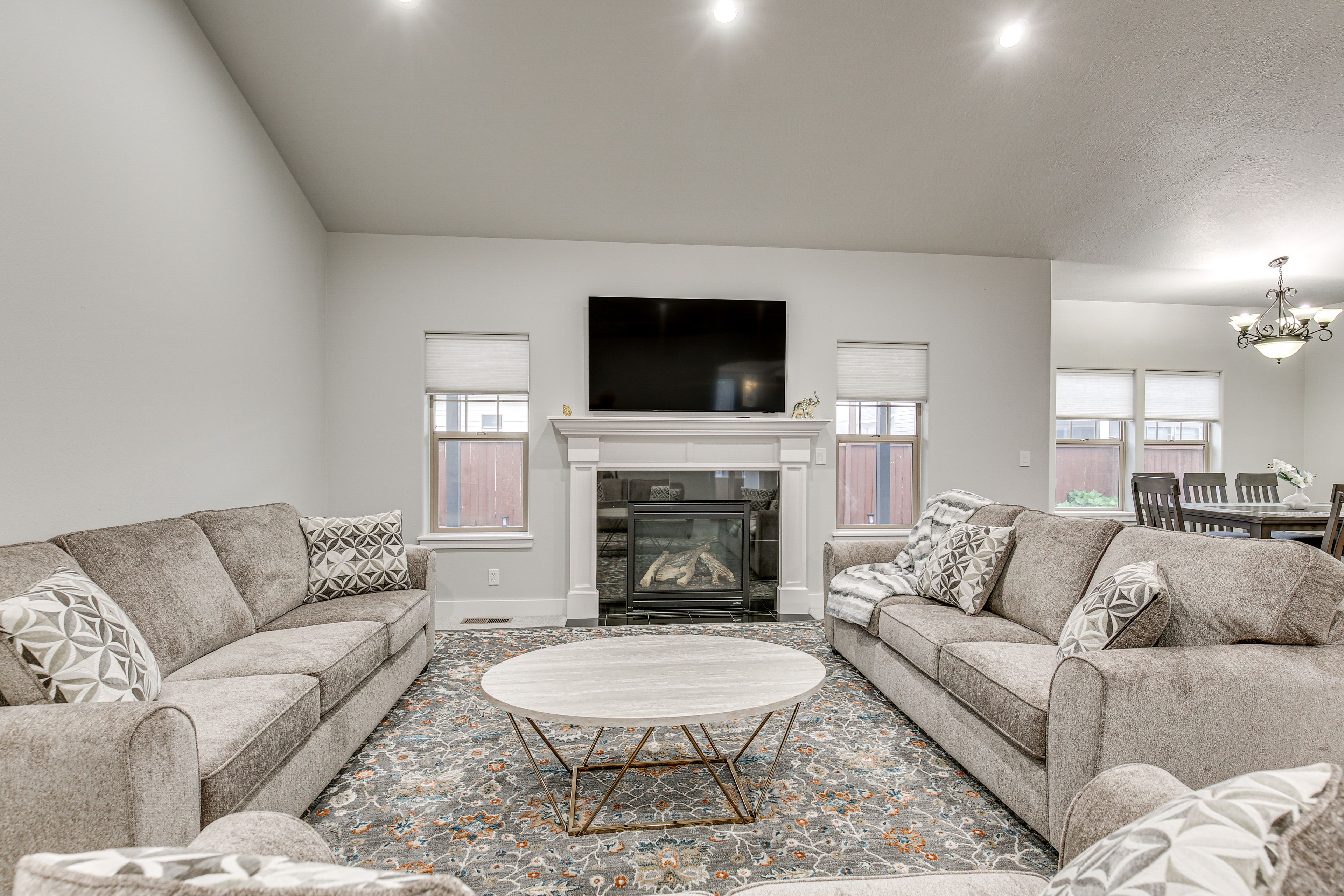Living Room | Free WiFi | Central A/C & Heating