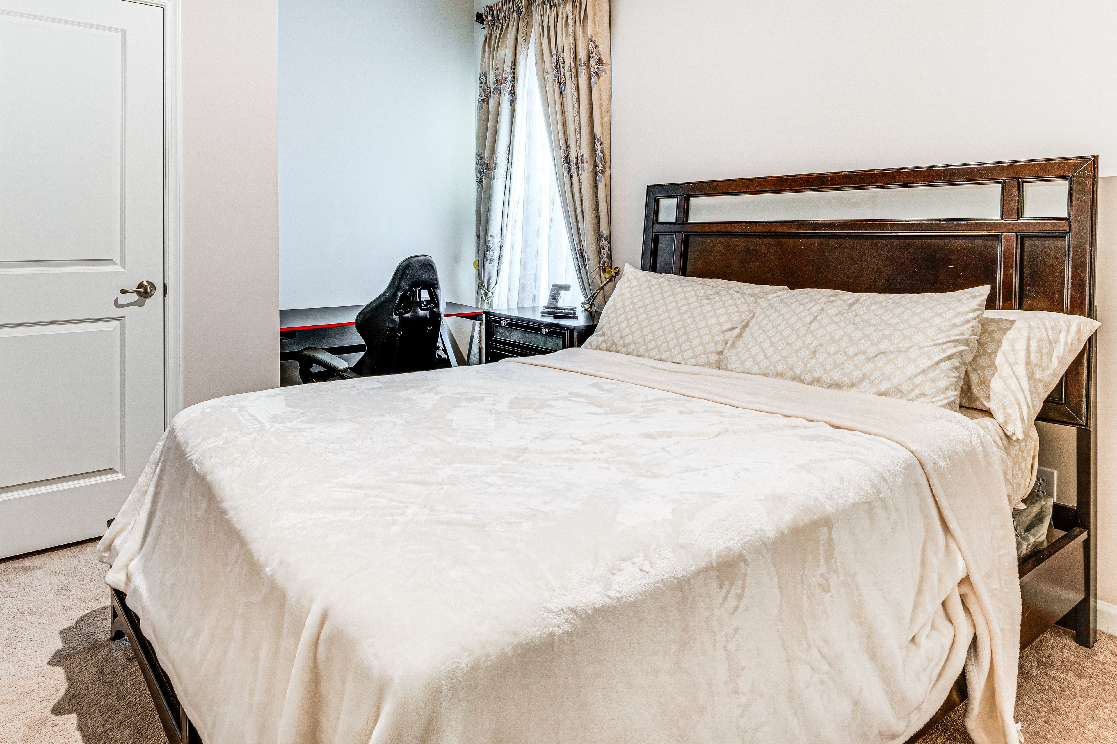 Bedroom 1 | Queen Bed | Smart TV | 1st Floor