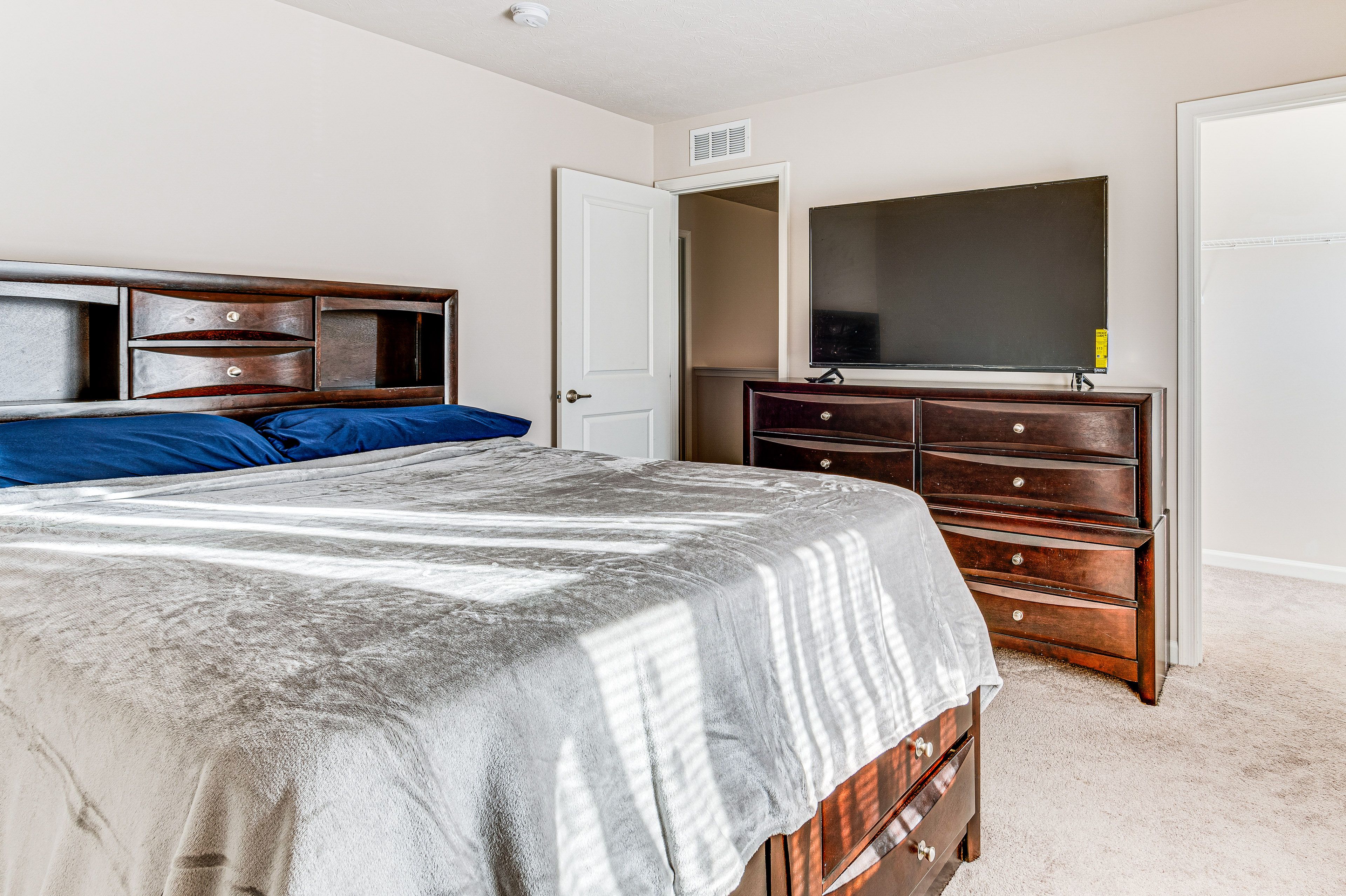 Bedroom 2 | Queen Bed | Smart TV | 2nd Floor